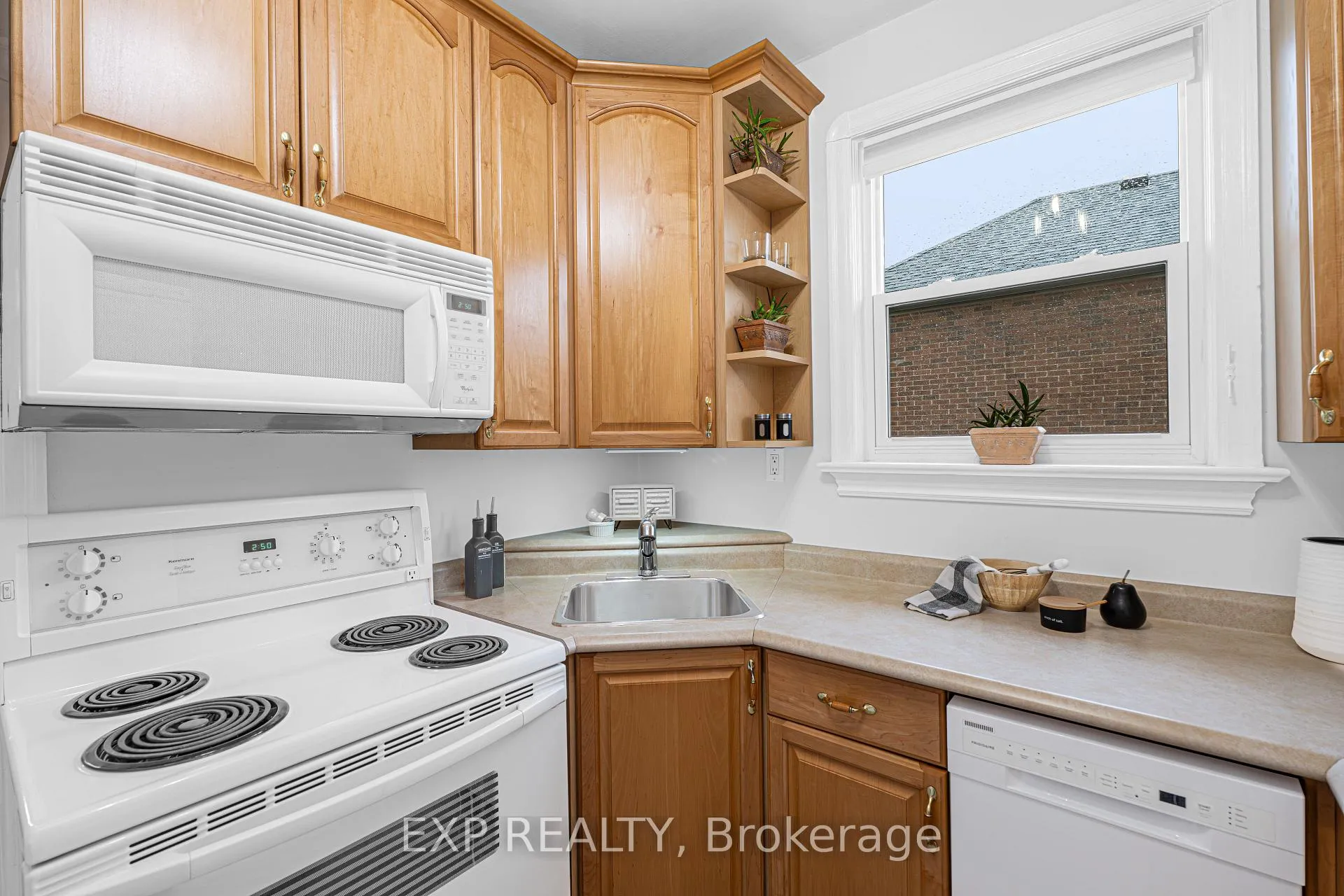 Photo 14 of 56 Gladstone Avenue, Oshawa, McLaughlin — HOMEH