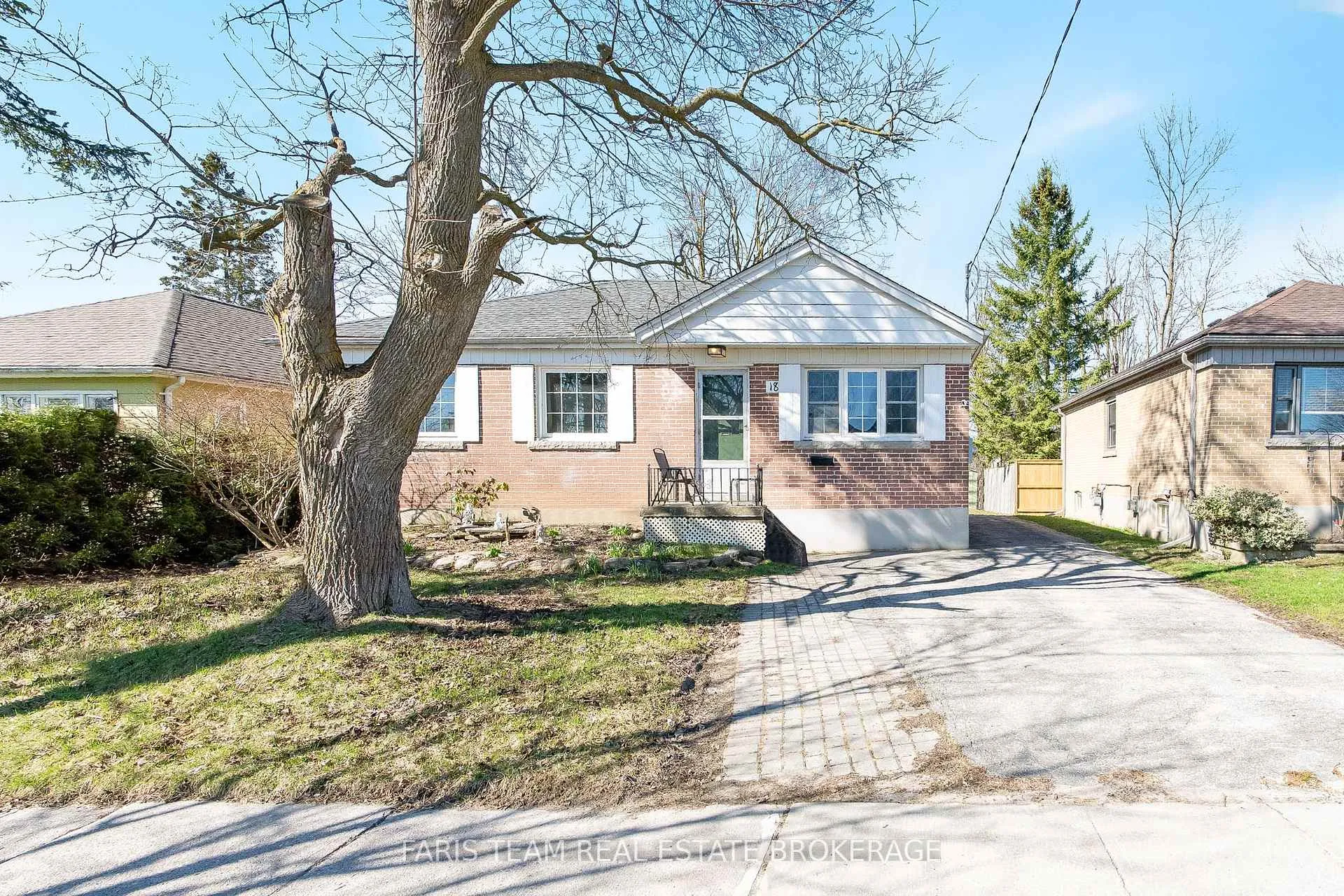 Photo 2 of 18 Newton Street, Barrie, Wellington — HOMEH