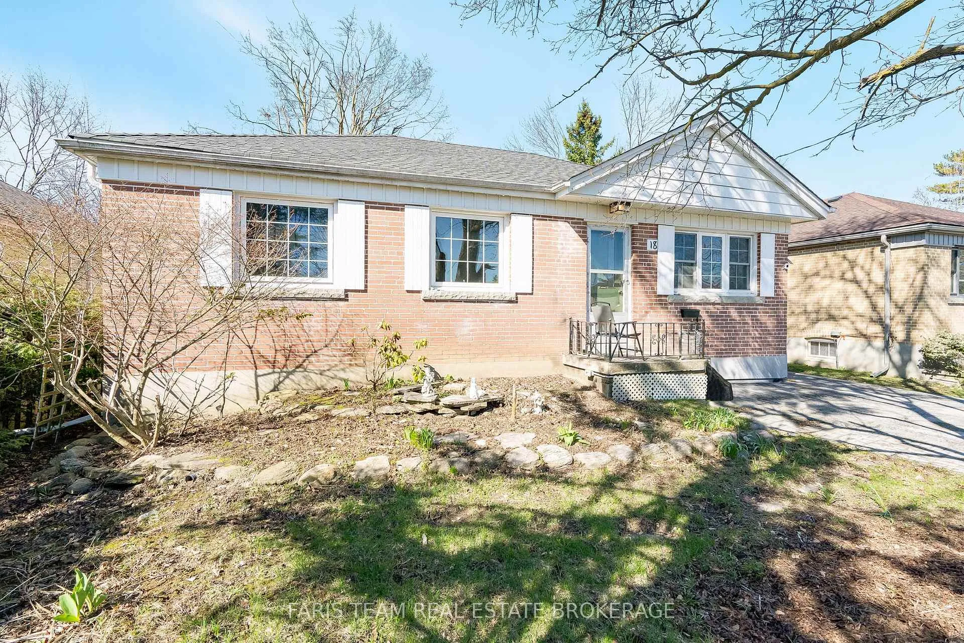Photo 3 of 18 Newton Street, Barrie, Wellington — HOMEH