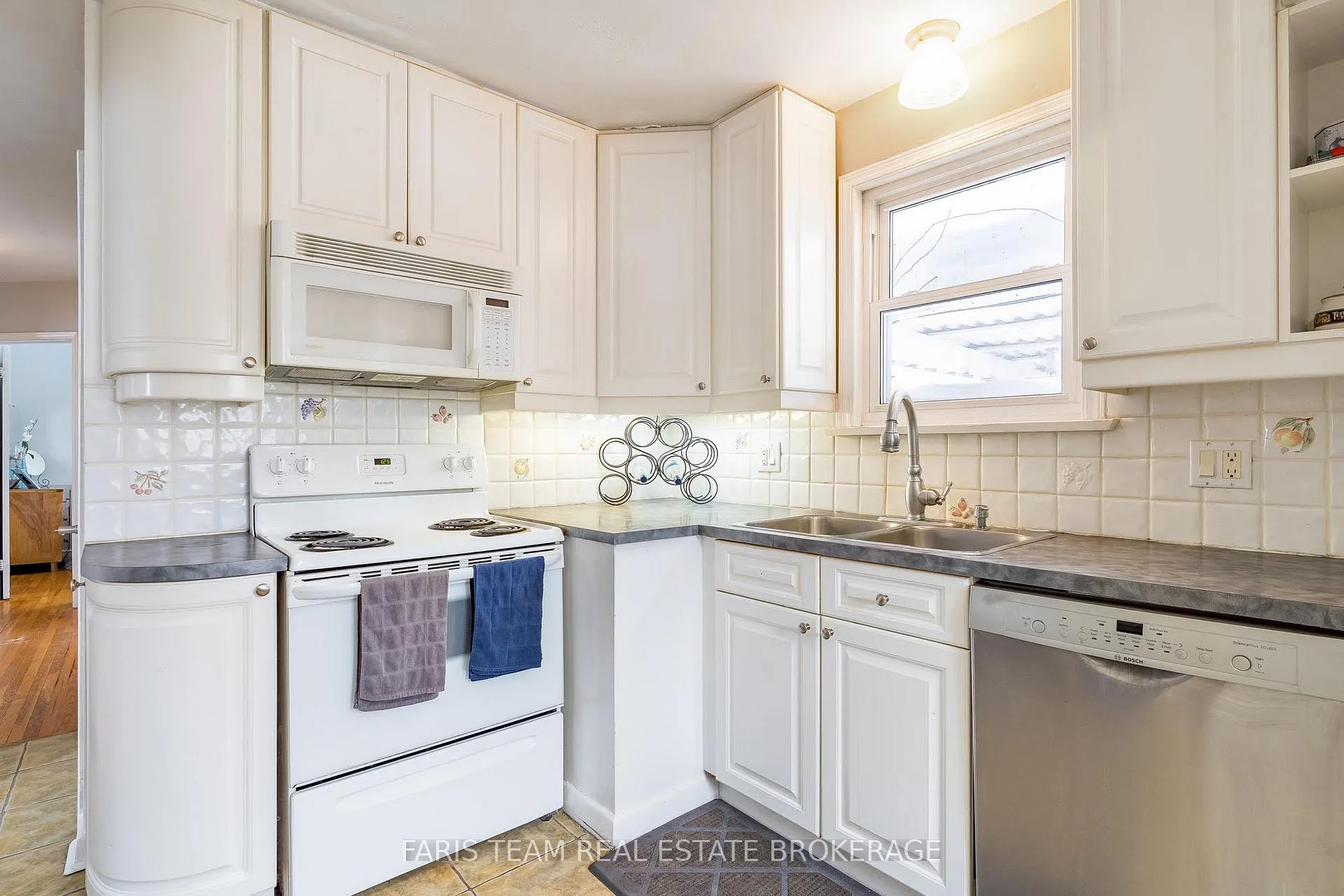 Photo 5 of 18 Newton Street, Barrie, Wellington — HOMEH