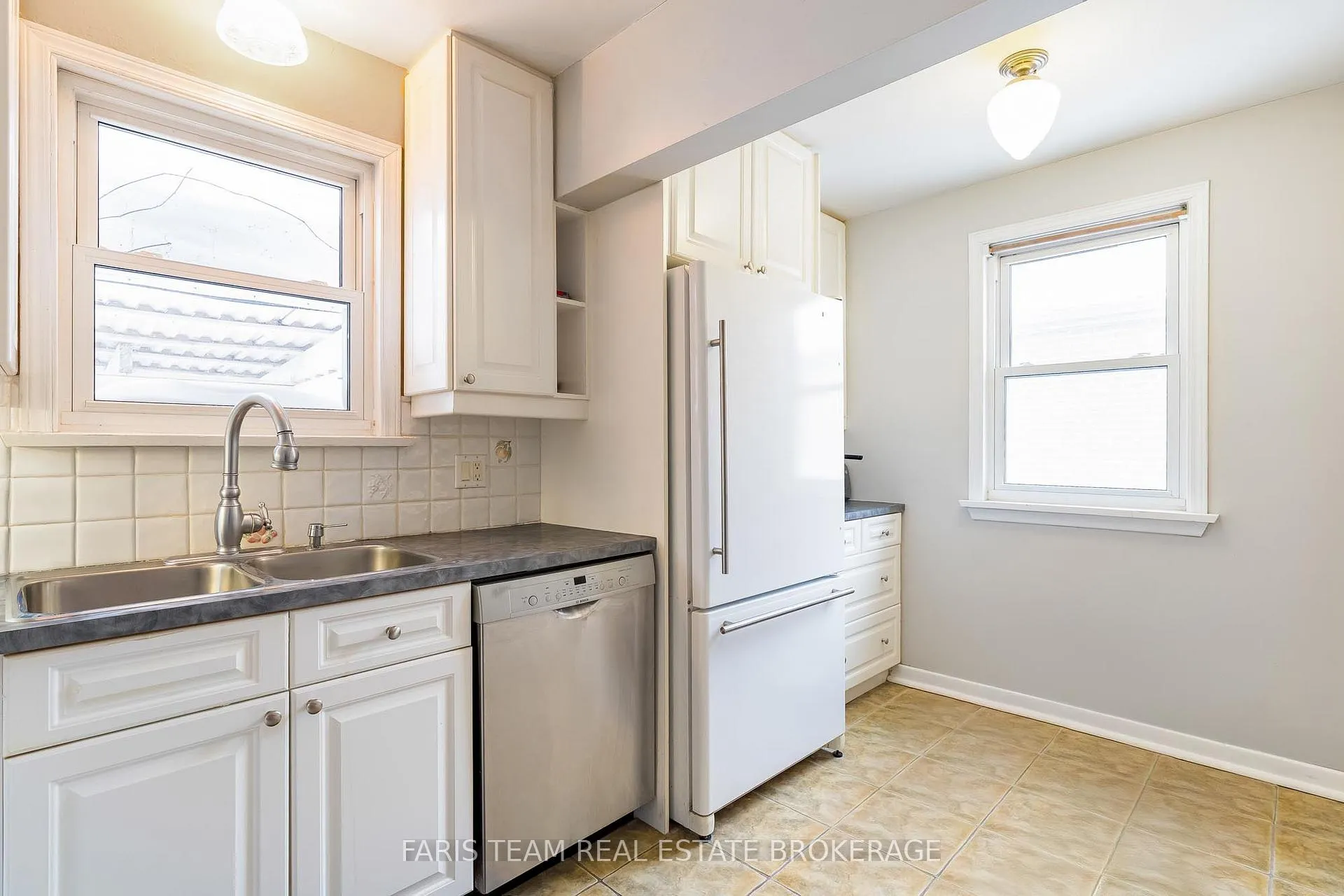 Photo 6 of 18 Newton Street, Barrie, Wellington — HOMEH