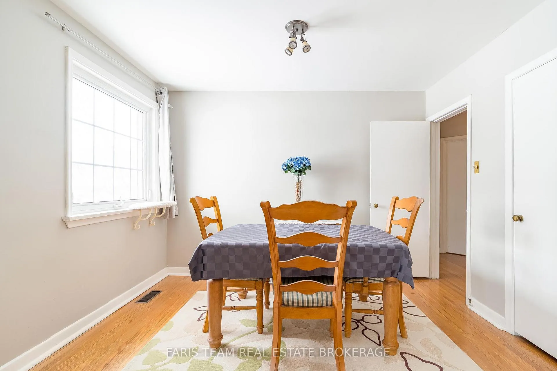 Photo 9 of 18 Newton Street, Barrie, Wellington — HOMEH