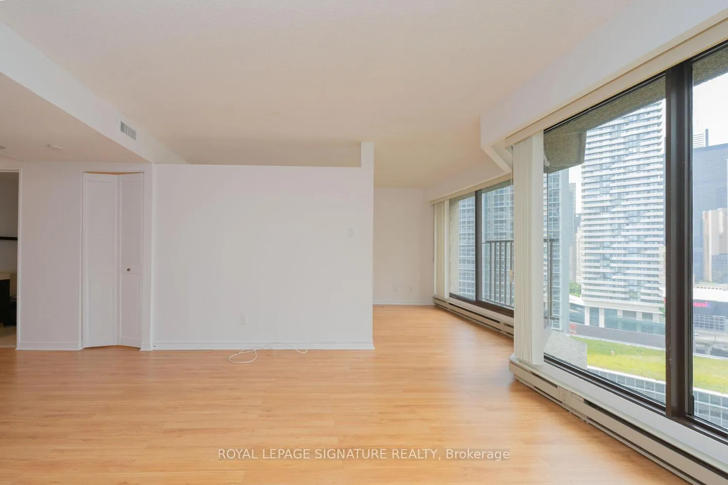 Photo 3 of Unit 2109, 65 Harbour Square, Toronto, Waterfront Communities — HOMEH