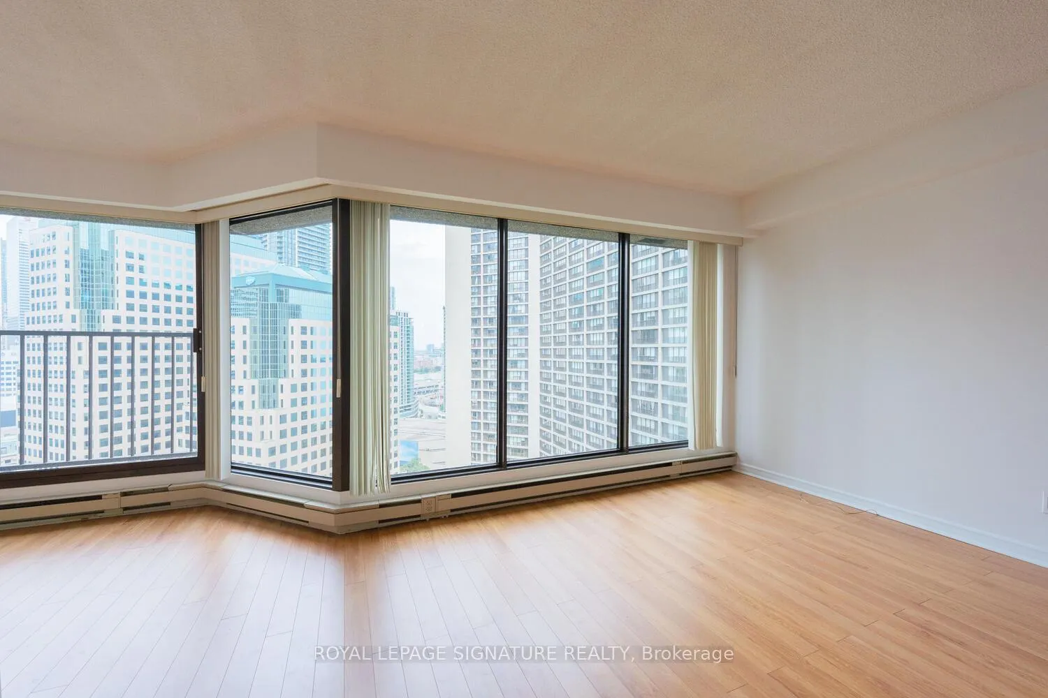 Photo 4 of Unit 2109, 65 Harbour Square, Toronto, Waterfront Communities — HOMEH