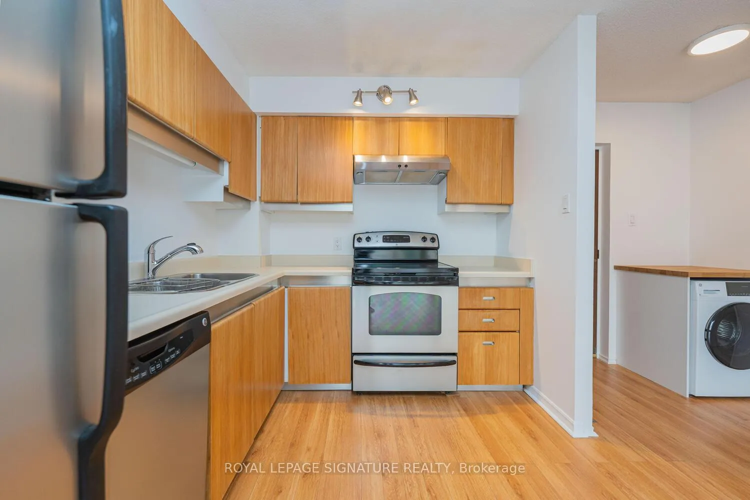 Photo 11 of Unit 2109, 65 Harbour Square, Toronto, Waterfront Communities — HOMEH