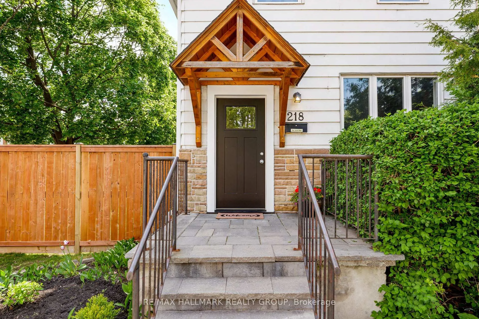 Photo 2 of 218 Carruthers Avenue, Ottawa, Hintonburg — HOMEH