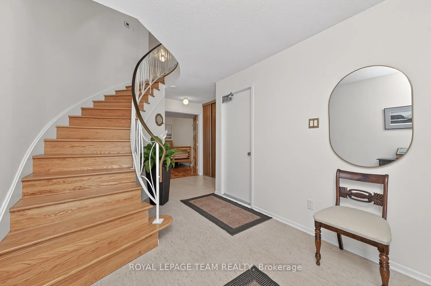 Photo 5 of 2521 Flannery Drive, Ottawa, Mooneys Bay/Riverside Park — HOMEH