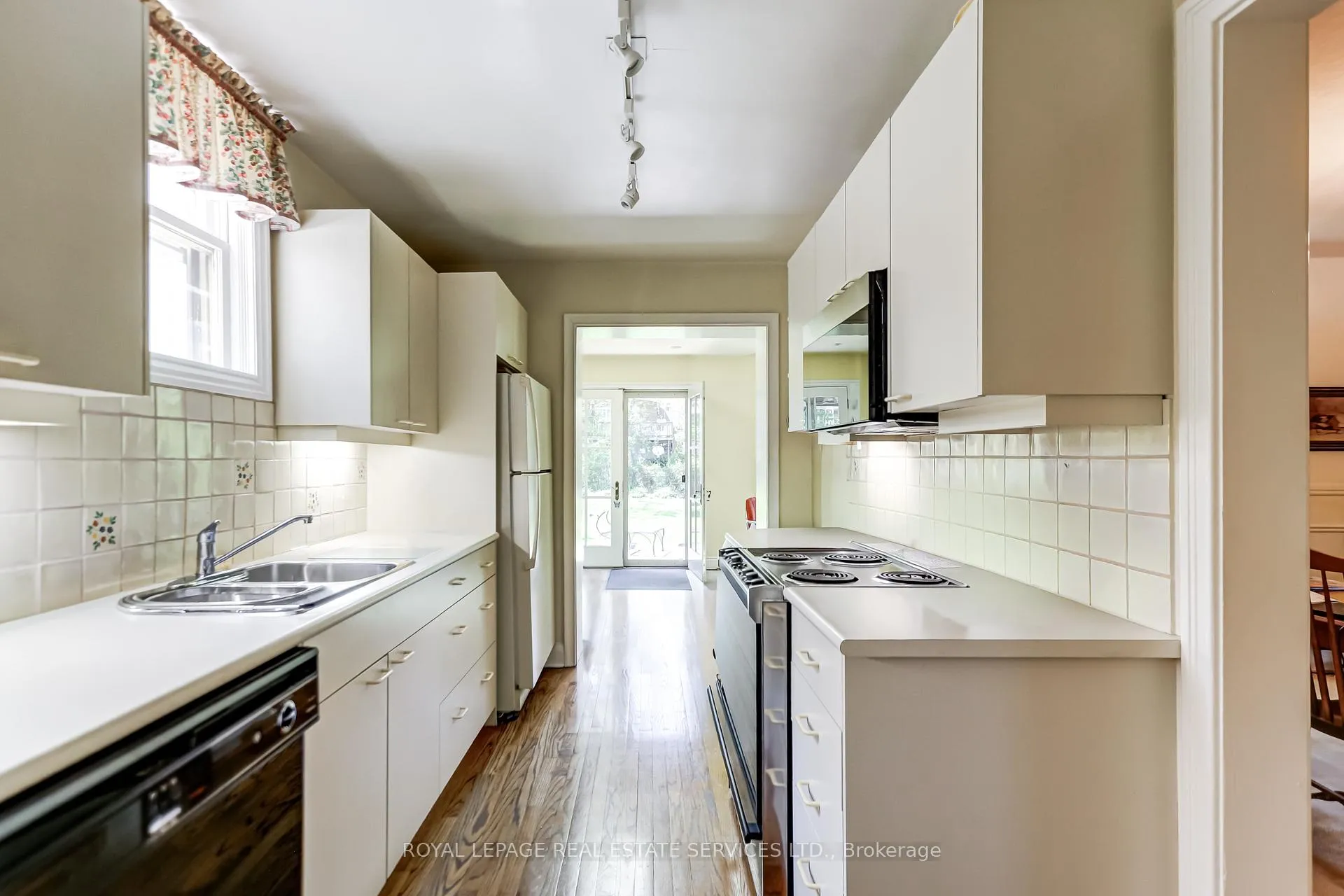 Photo 11 of 24 Tanager Avenue, Toronto, Leaside — HOMEH