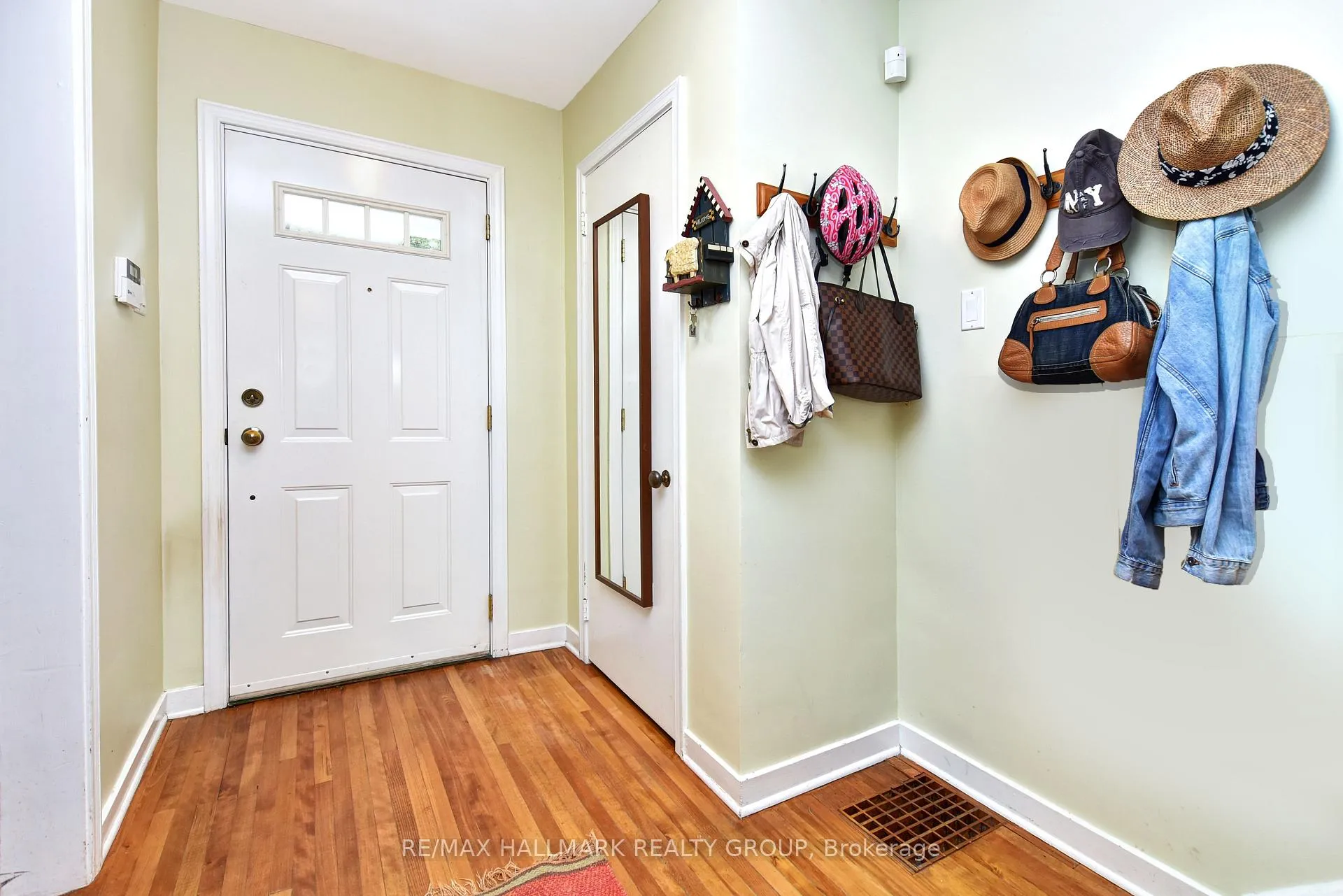 Photo 2 of 32 Arundel Avenue, Ottawa, Manor Park — HOMEH