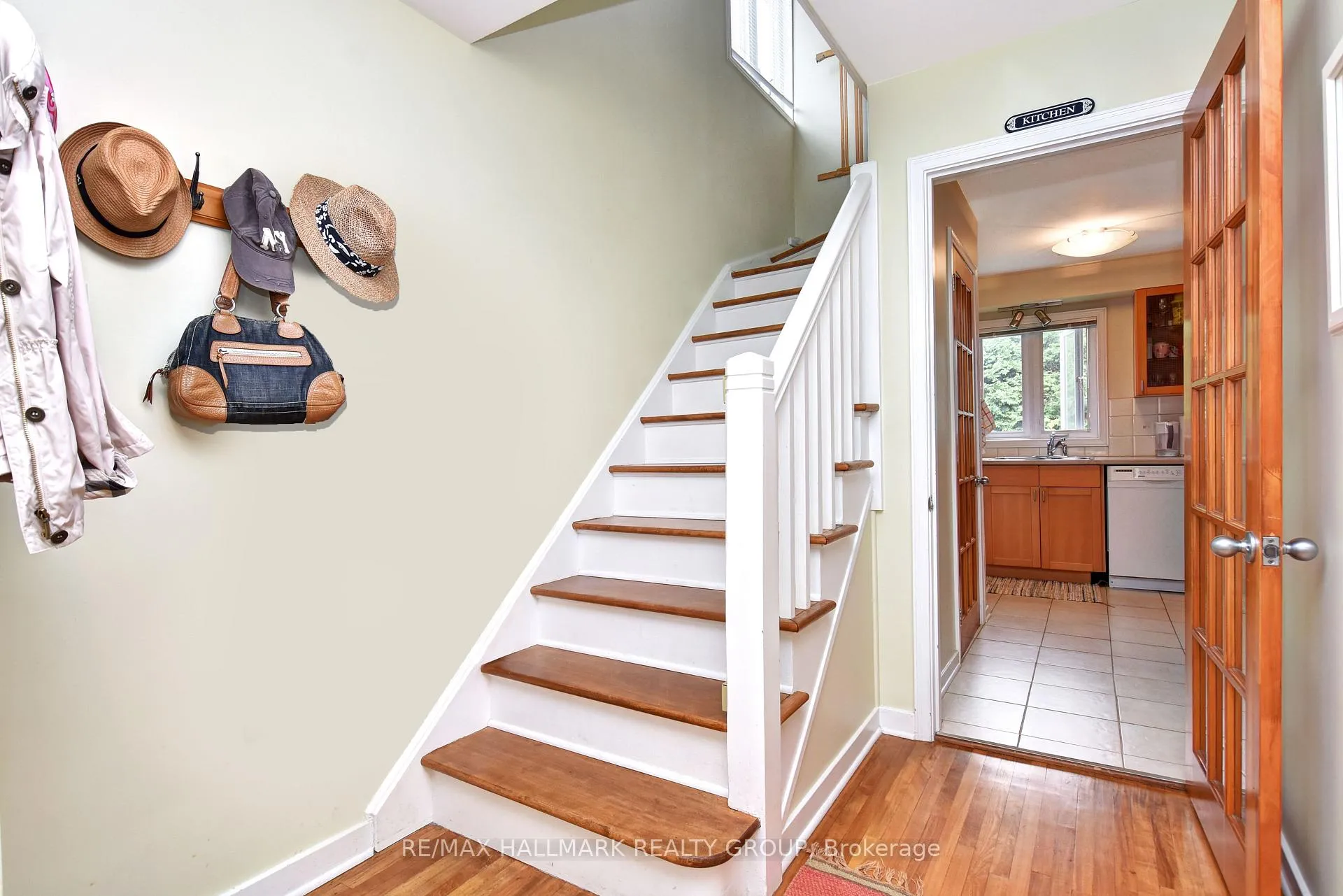 Photo 3 of 32 Arundel Avenue, Ottawa, Manor Park — HOMEH
