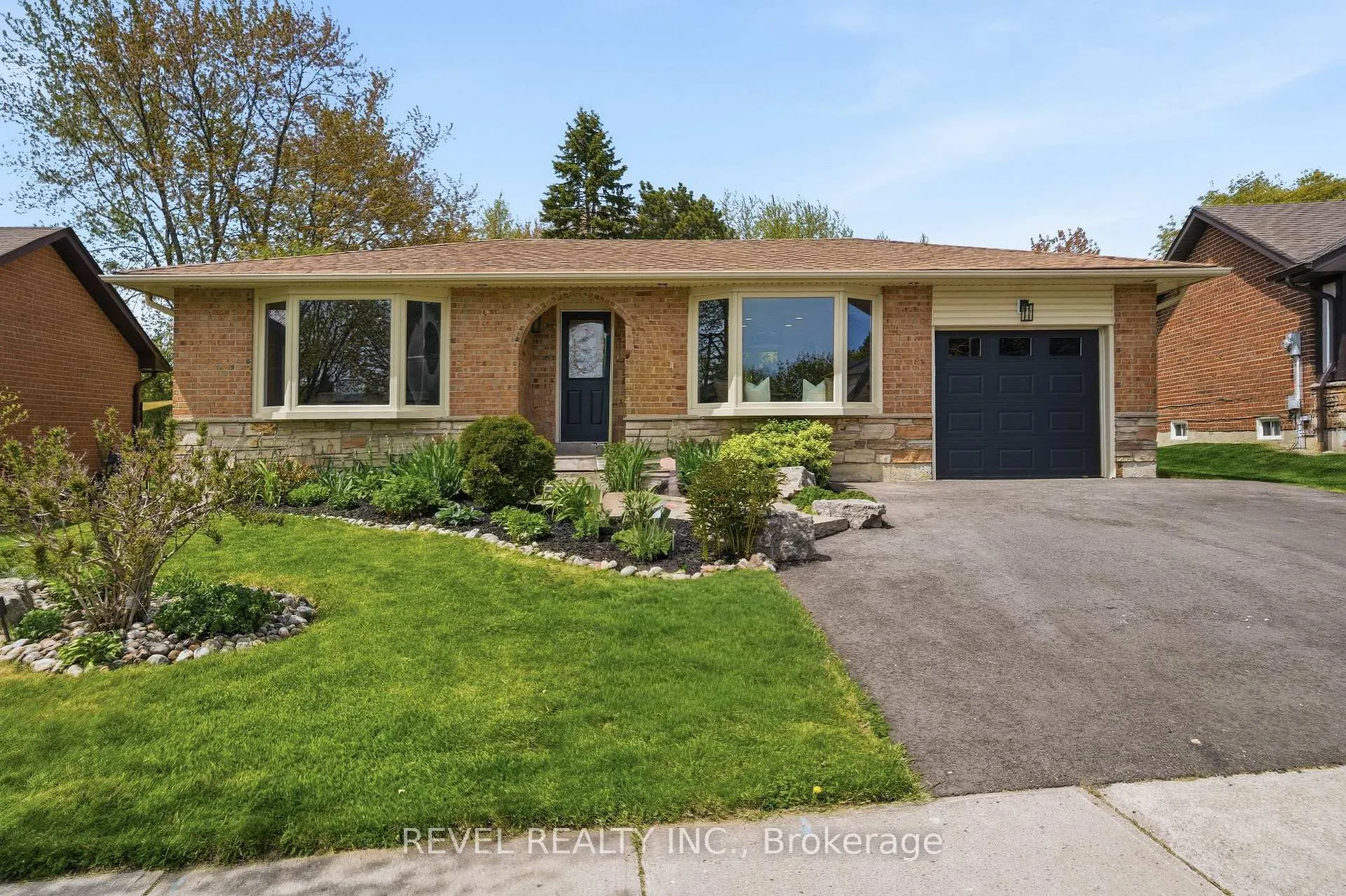 Photo 3 of 39 Anstead Crescent, Ajax, South West — HOMEH