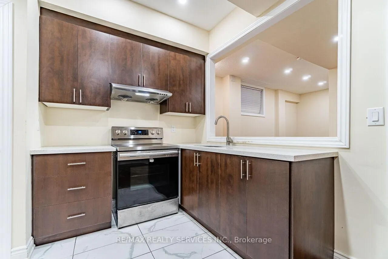 Photo 8 of 128 Rising Hill Ridge, Brampton, Bram West — HOMEH