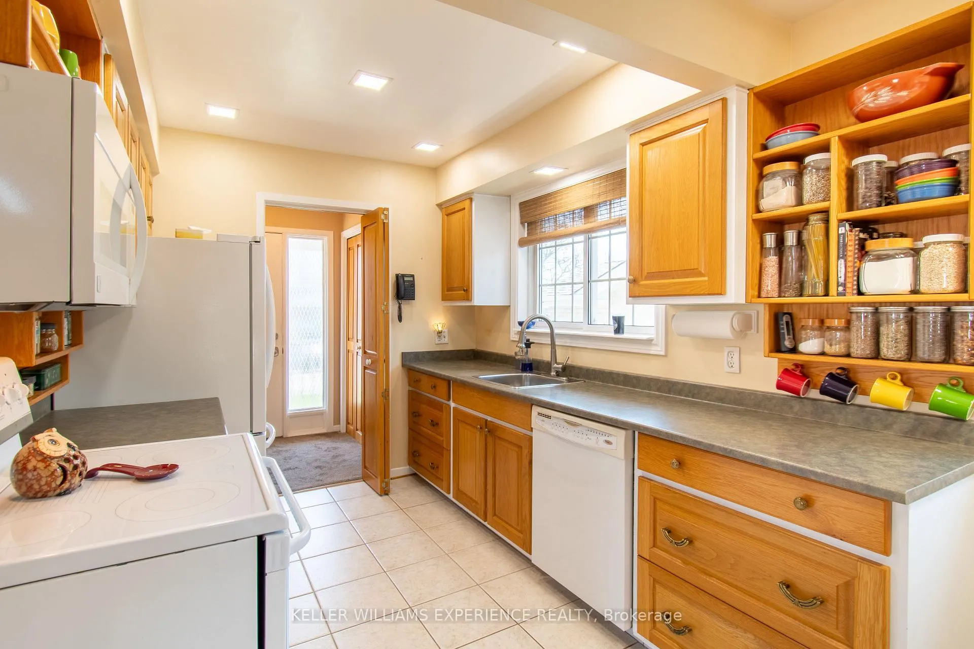 Photo 10 of 58 Varden Crescent, Barrie, Codrington — HOMEH