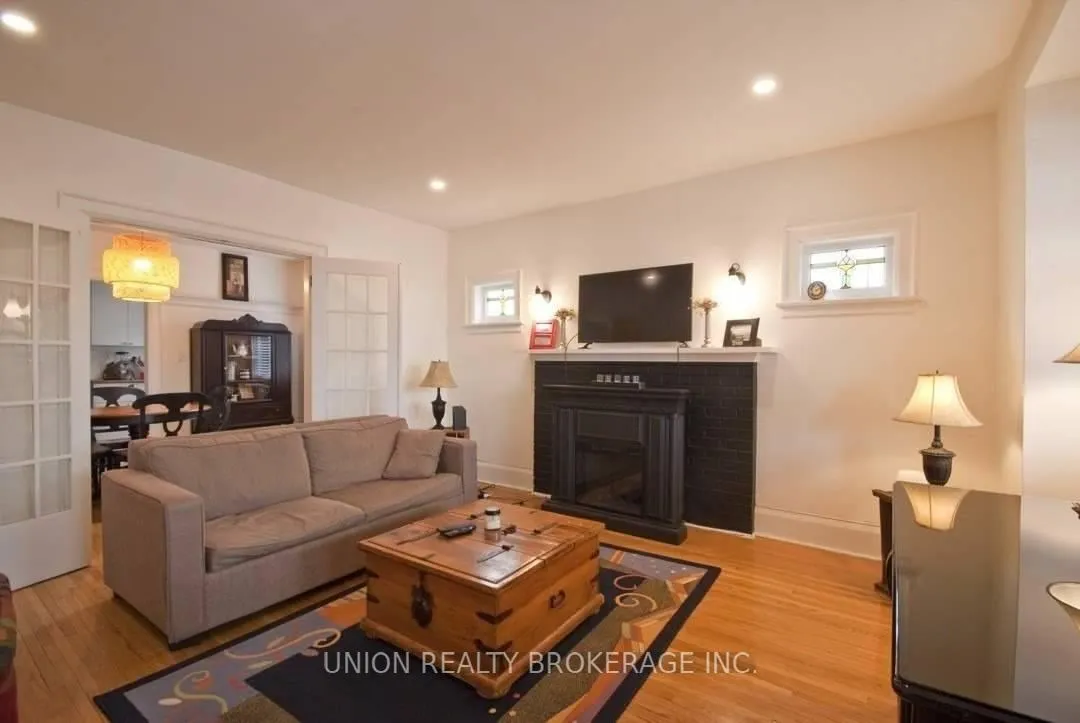 Photo 3 of Unit Upper, 58 Scarboro Beach Boulevard, Toronto, The Beaches — HOMEH