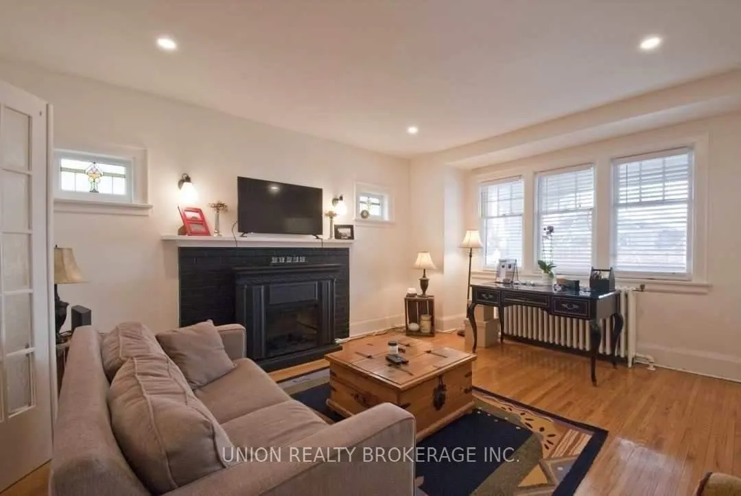 Photo 4 of Unit Upper, 58 Scarboro Beach Boulevard, Toronto, The Beaches — HOMEH