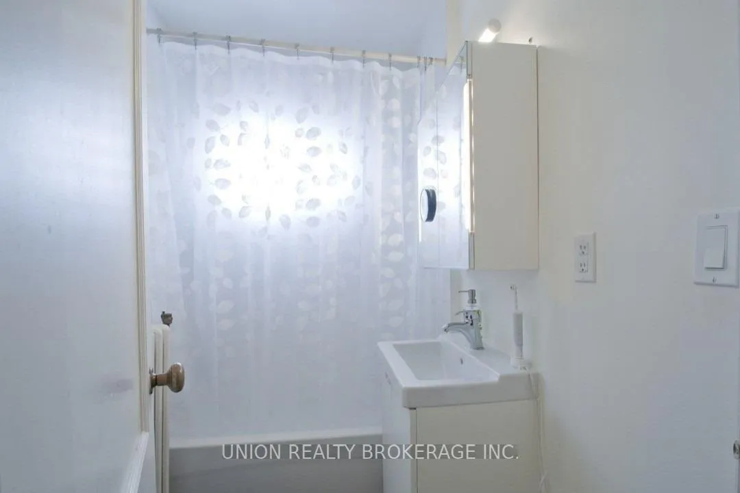 Photo 15 of Unit Upper, 58 Scarboro Beach Boulevard, Toronto, The Beaches — HOMEH
