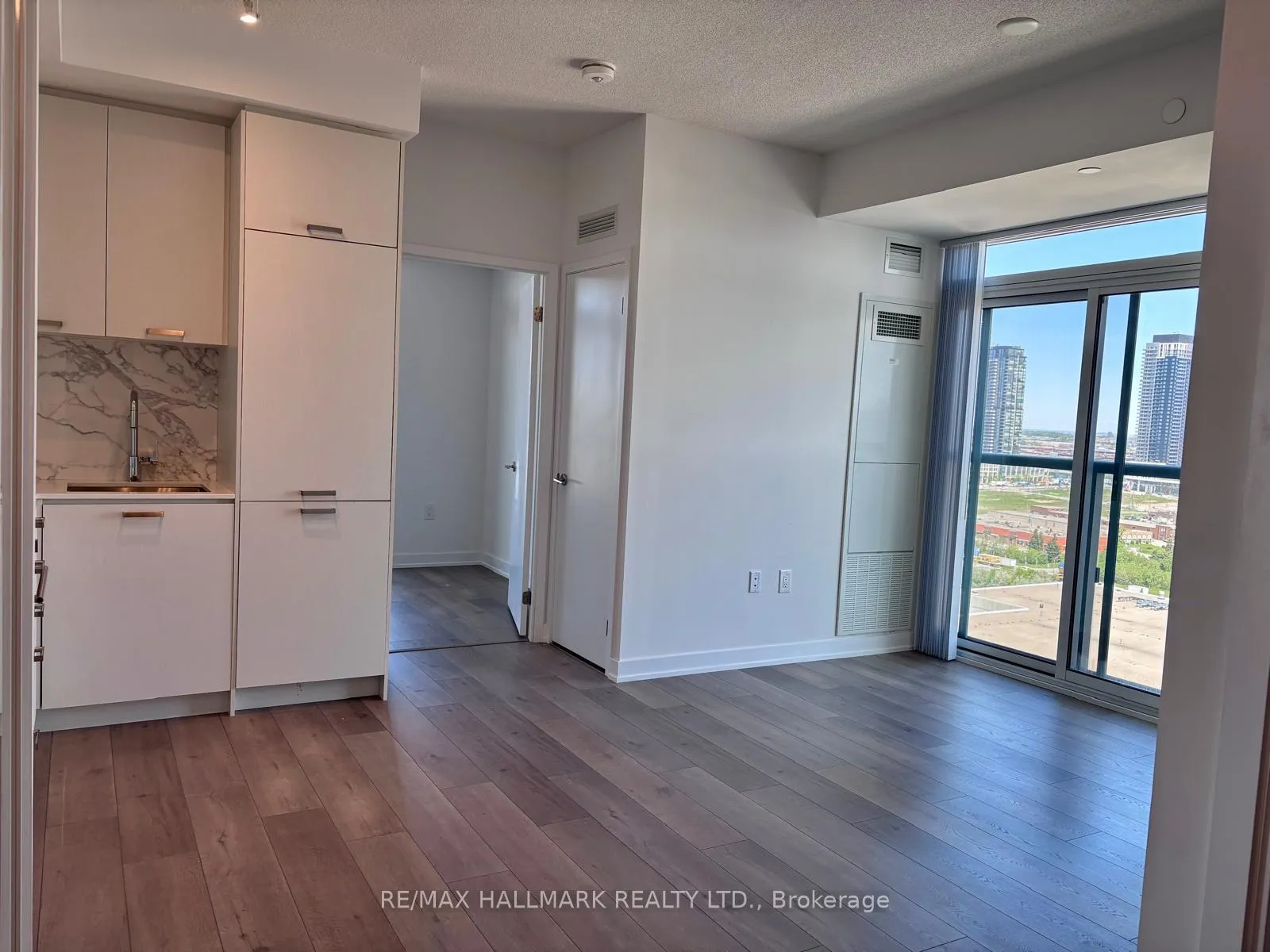 Photo 6 of Unit 1910, 38 Honeycrisp Crescent, Vaughan, Vaughan Corporate Centre — HOMEH