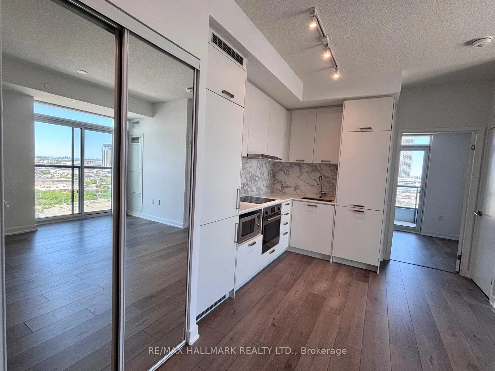 Photo 7 of Unit 1910, 38 Honeycrisp Crescent, Vaughan, Vaughan Corporate Centre — HOMEH