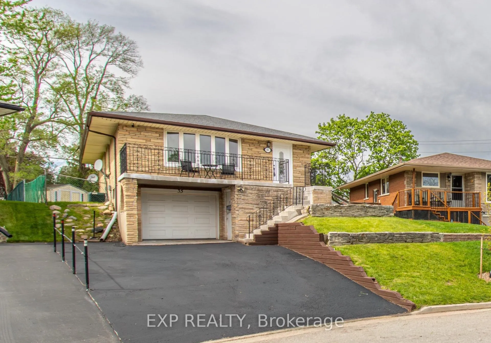 Photo 2 of 35 Hillsborough Crescent, Kitchener, Laurentian Hills — HOMEH