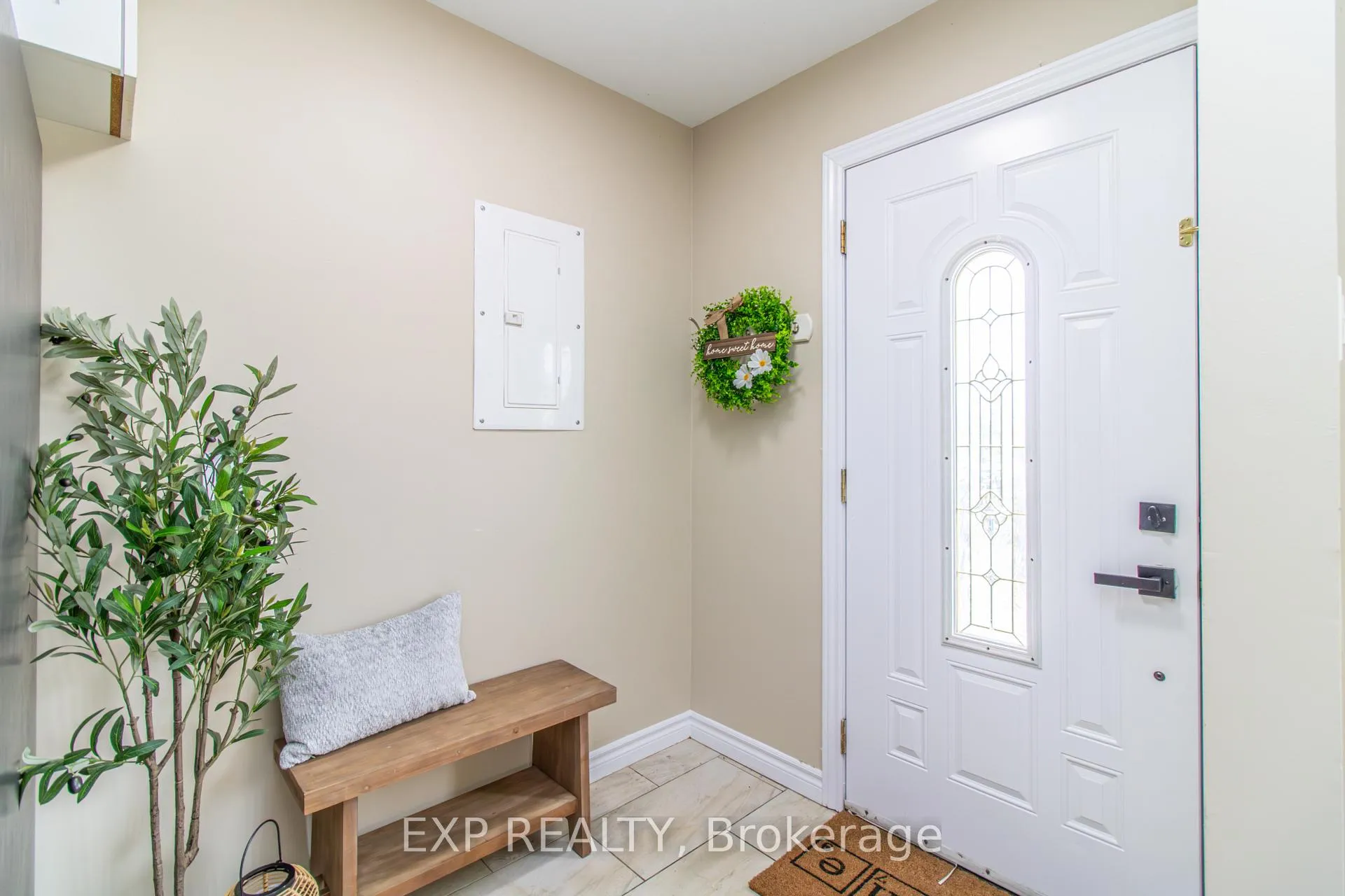 Photo 3 of 35 Hillsborough Crescent, Kitchener, Laurentian Hills — HOMEH