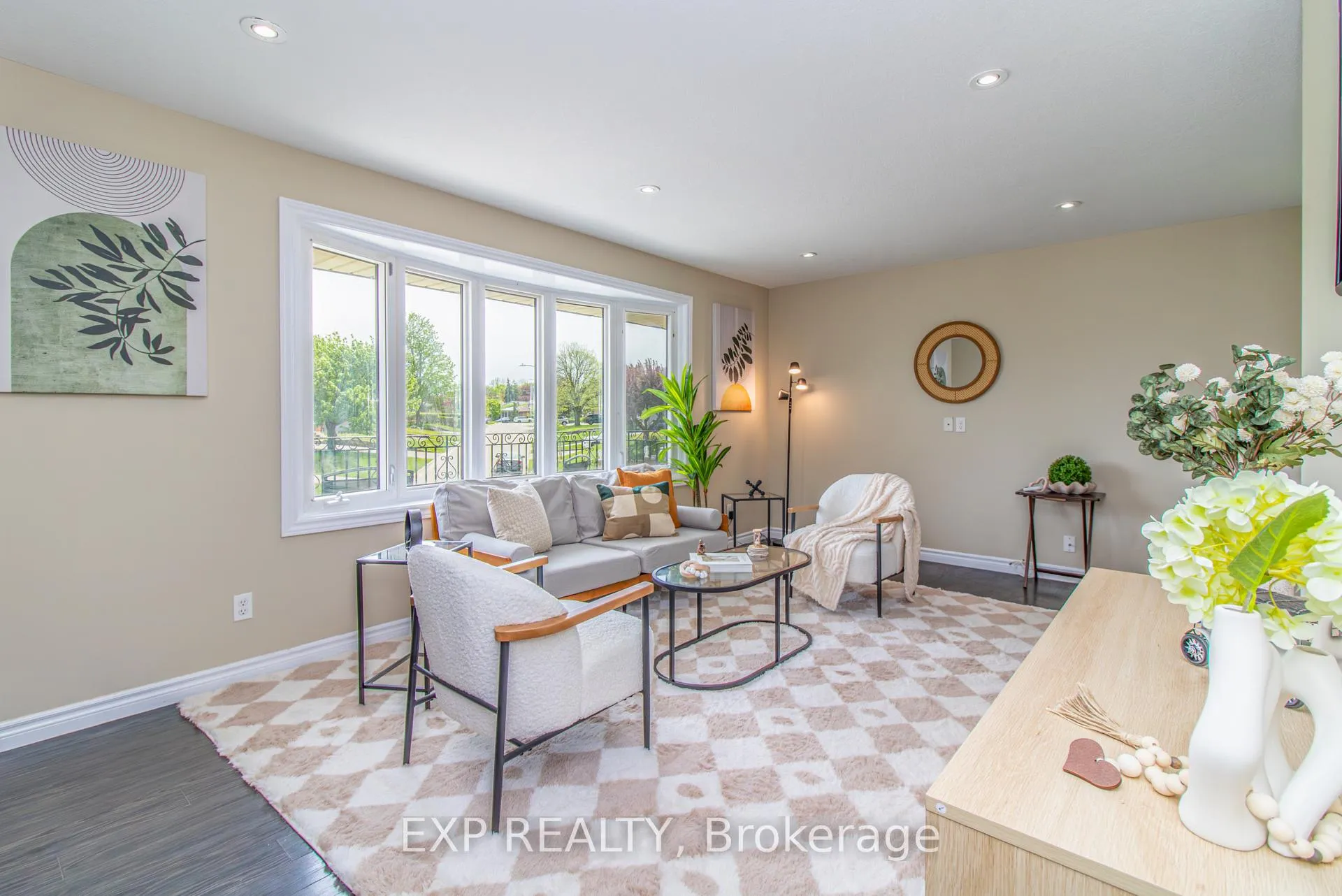 Photo 4 of 35 Hillsborough Crescent, Kitchener, Laurentian Hills — HOMEH