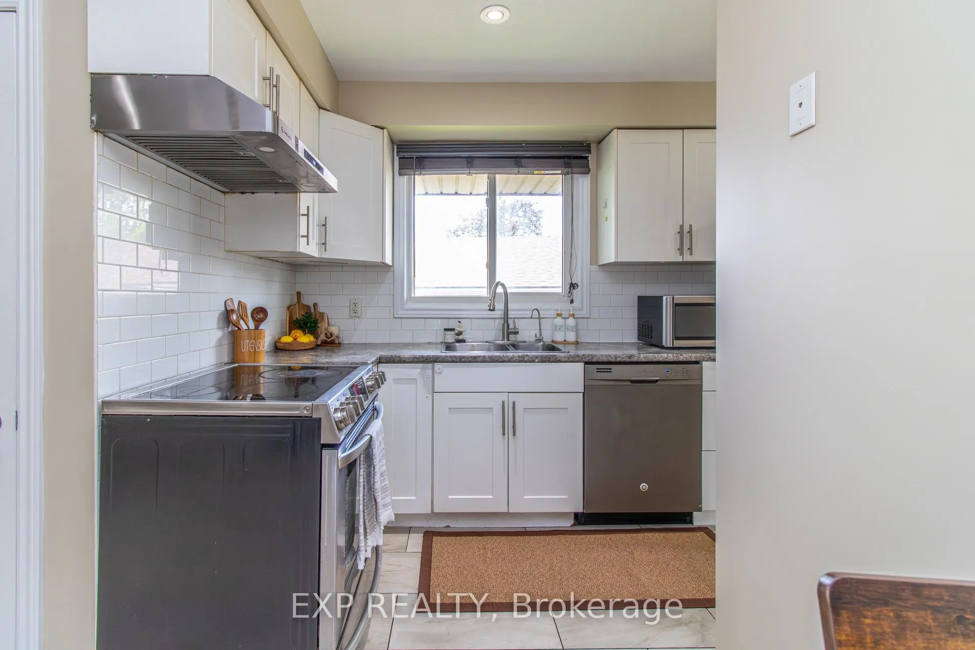 Photo 10 of 35 Hillsborough Crescent, Kitchener, Laurentian Hills — HOMEH