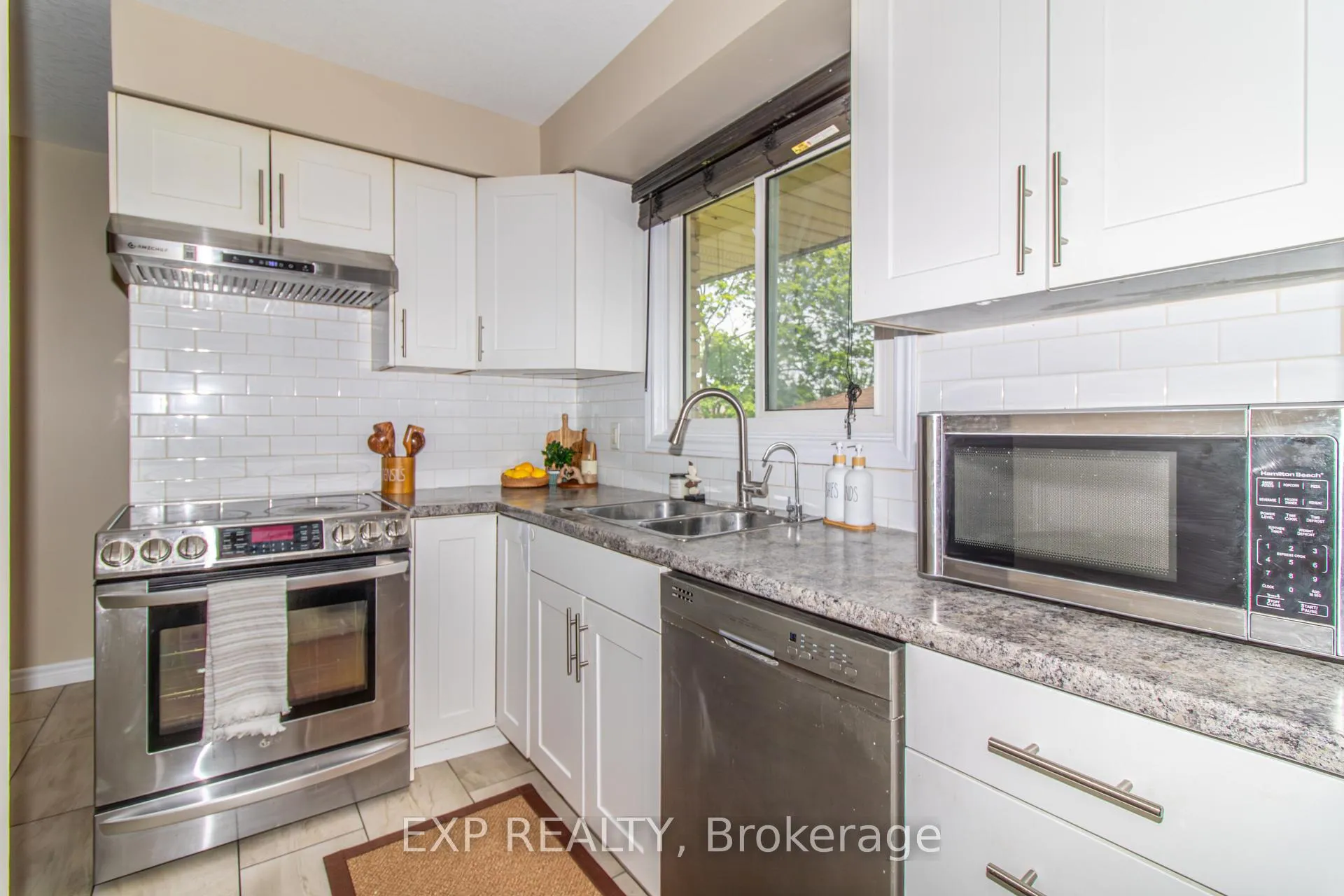 Photo 11 of 35 Hillsborough Crescent, Kitchener, Laurentian Hills — HOMEH