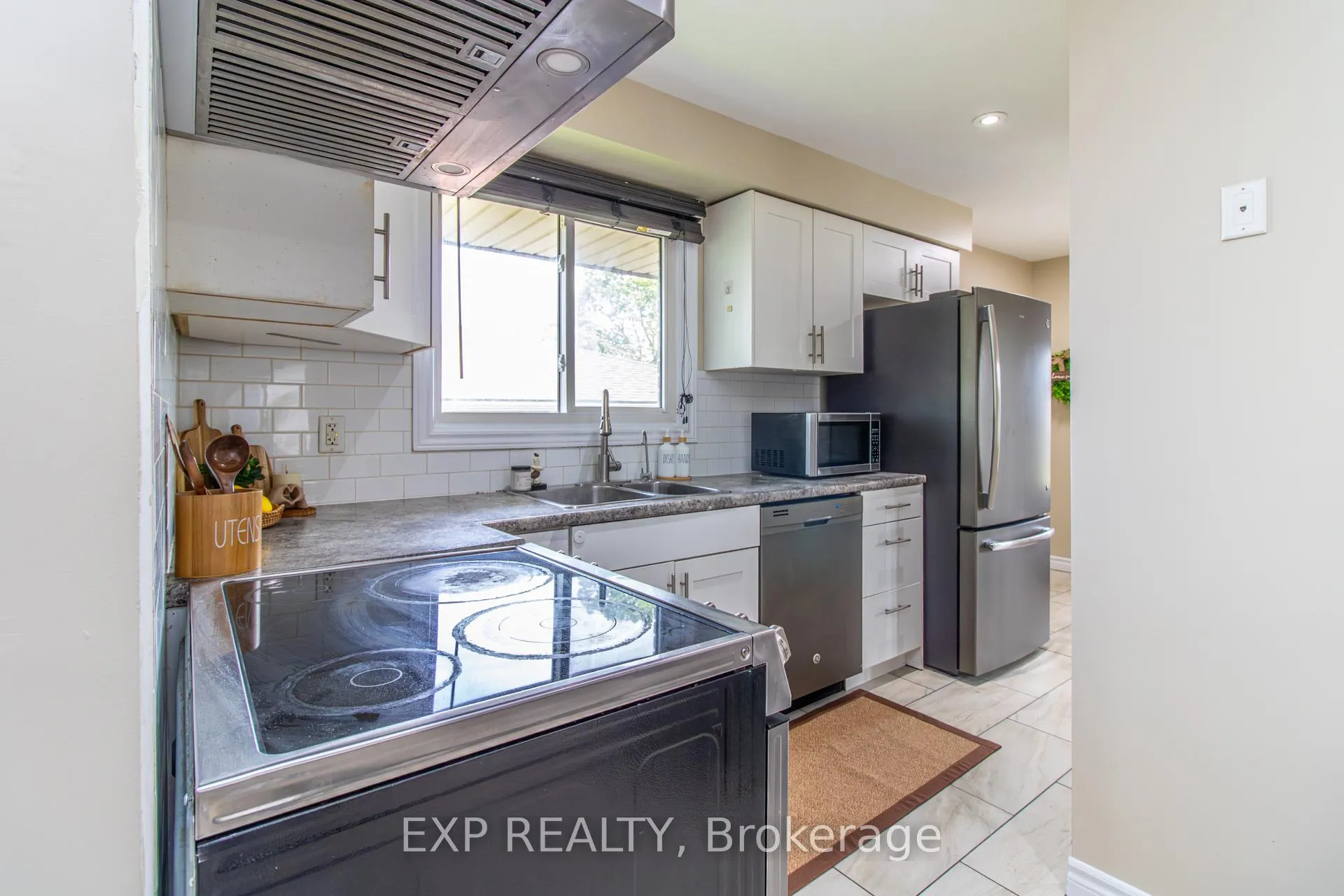 Photo 12 of 35 Hillsborough Crescent, Kitchener, Laurentian Hills — HOMEH