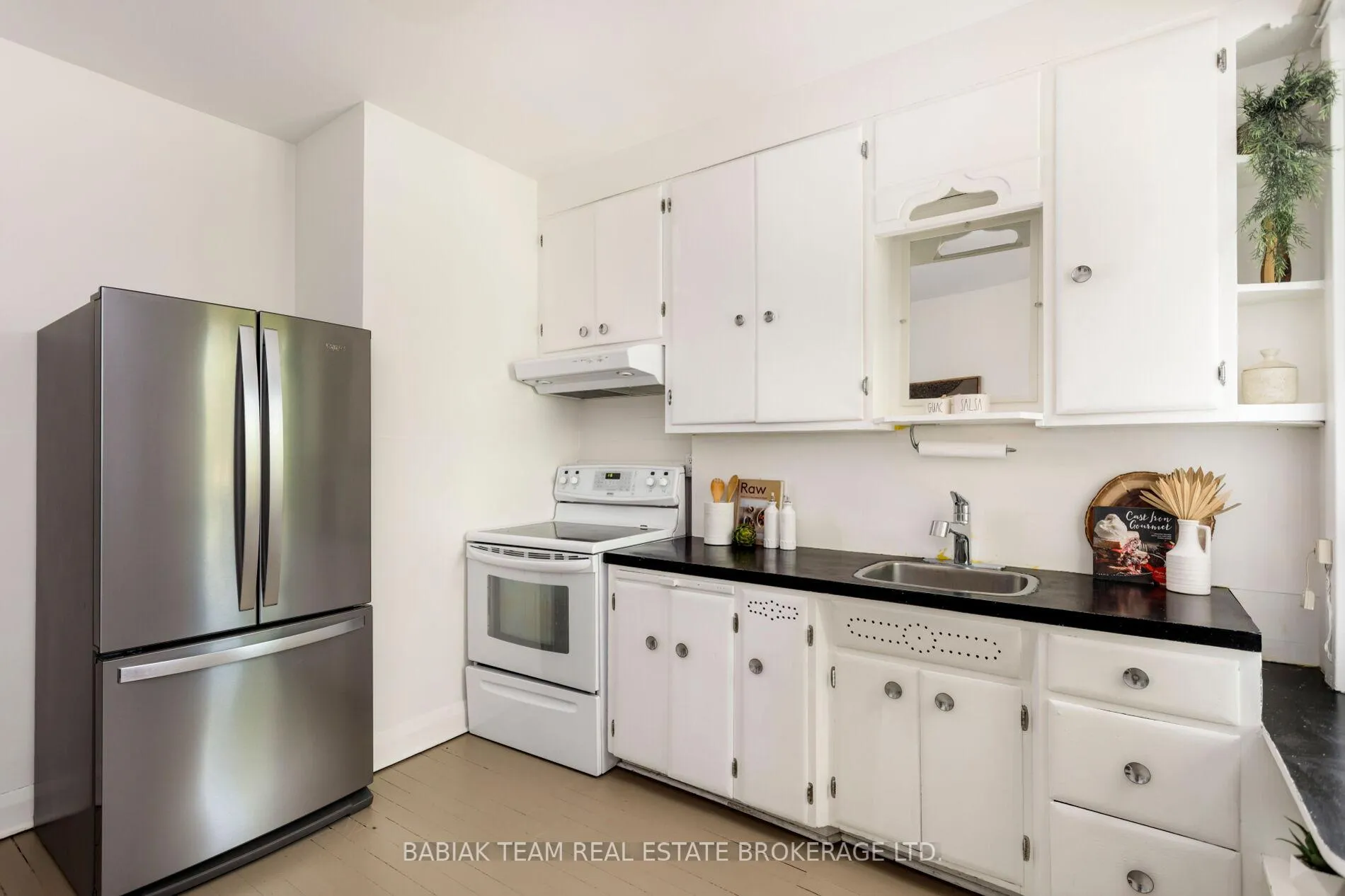 Photo 15 of 82 Howard Park Avenue, Toronto, High Park-Swansea — HOMEH
