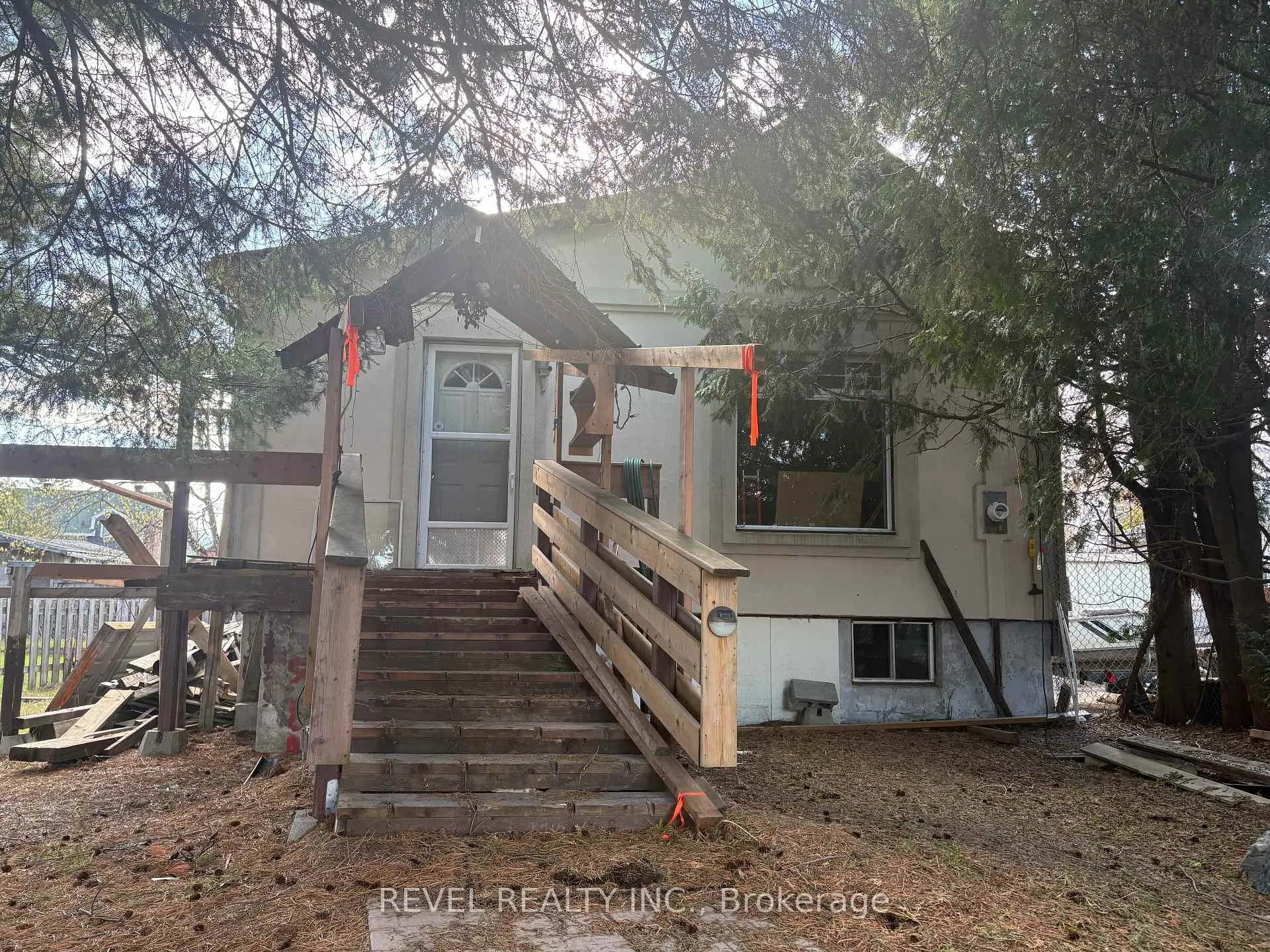 Front of 555 Spruce Street S