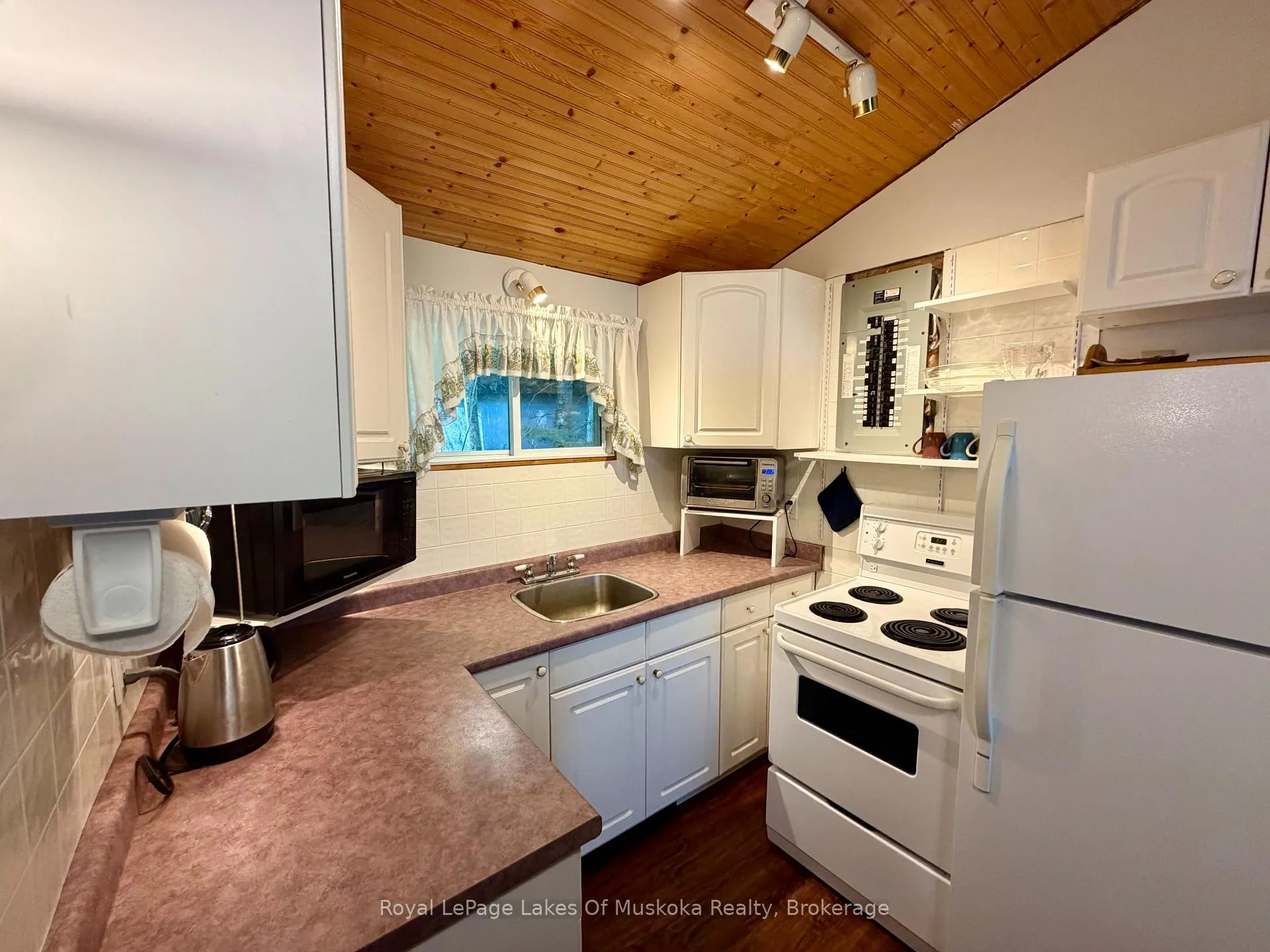 Photo 3 of 1082 Lakeshore Drive S, Bracebridge, Oakley — HOMEH