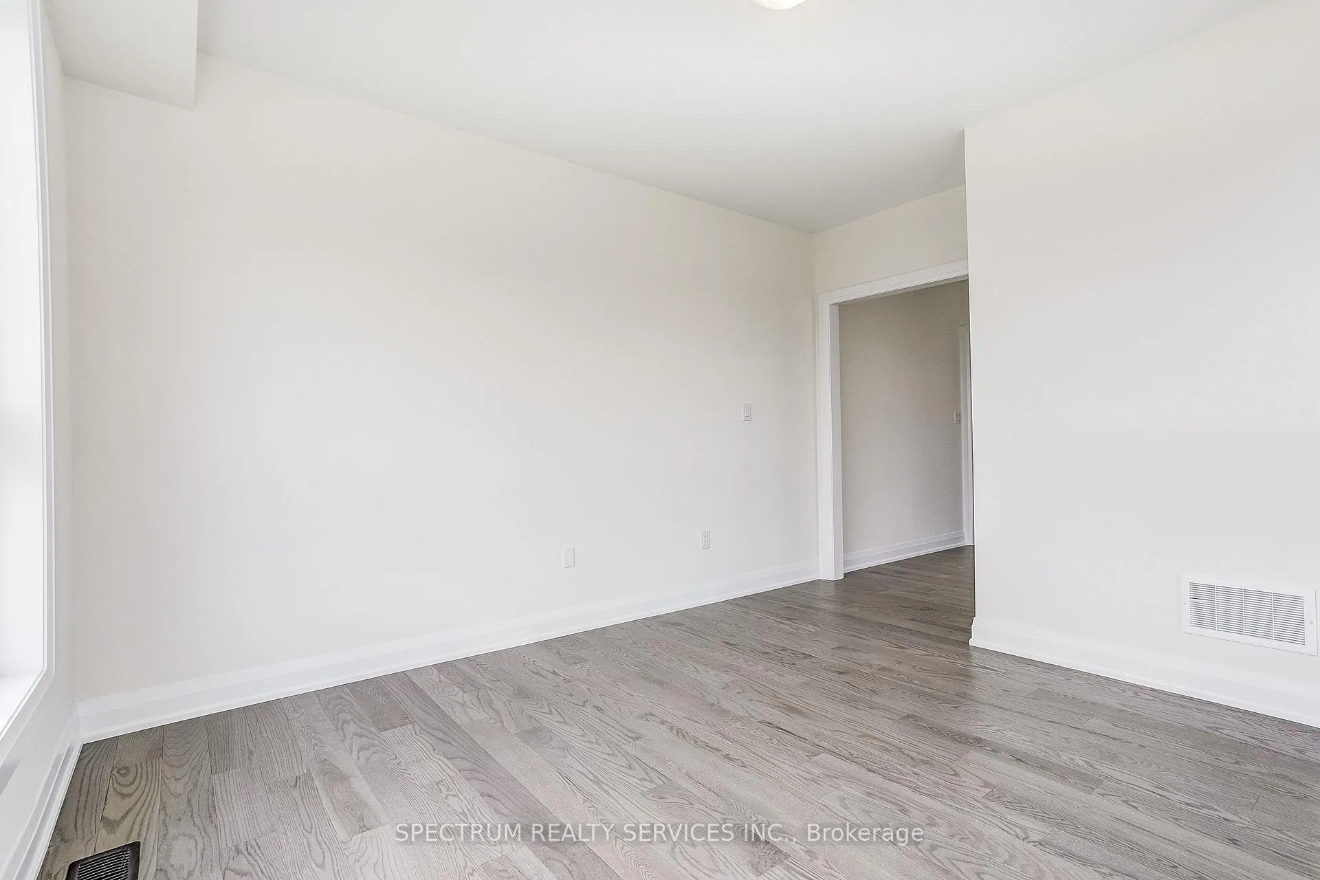 Photo 10 of 17 Dore Drive, Brantford — HOMEH