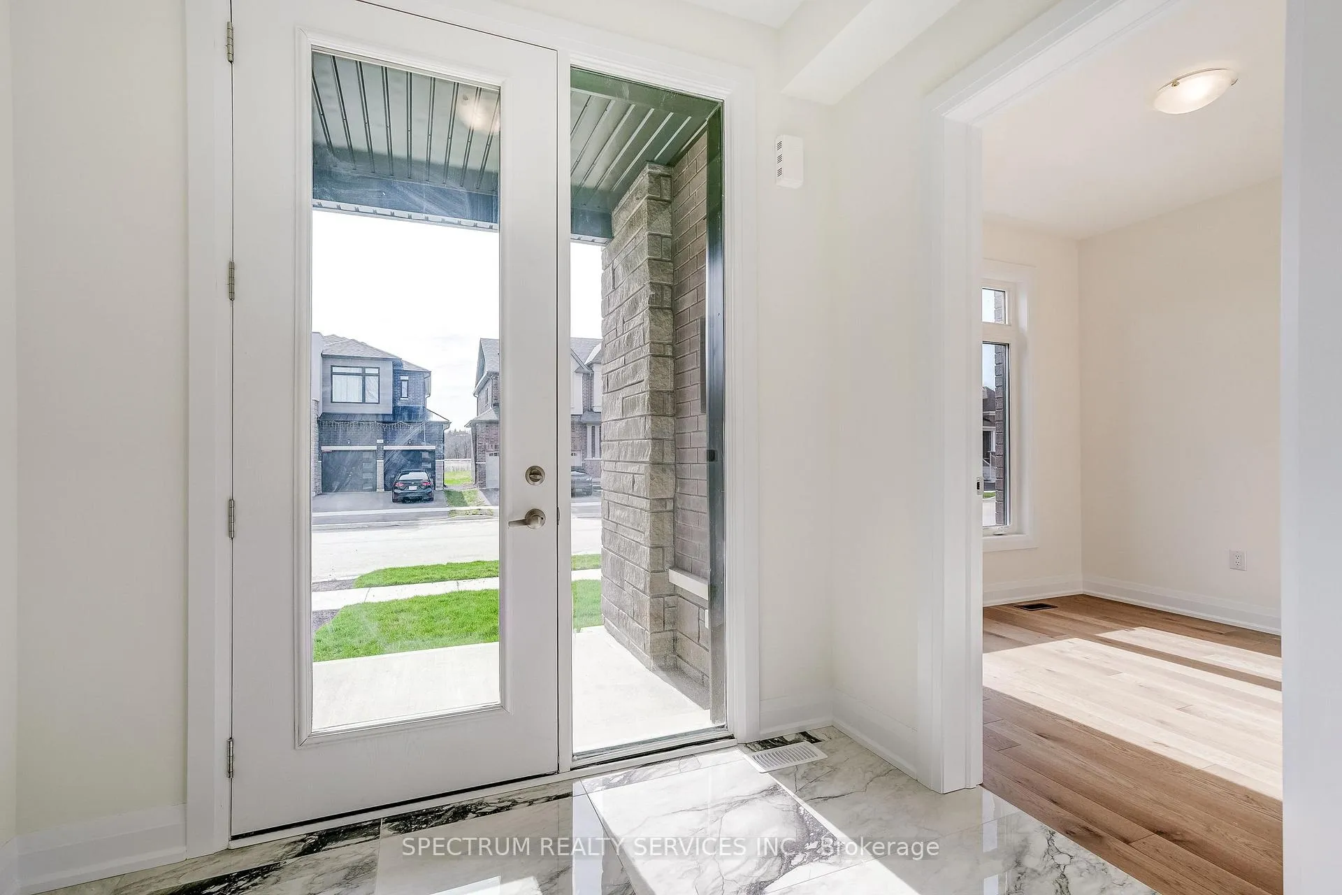 Photo 5 of 28 Dore Drive, Brantford — HOMEH
