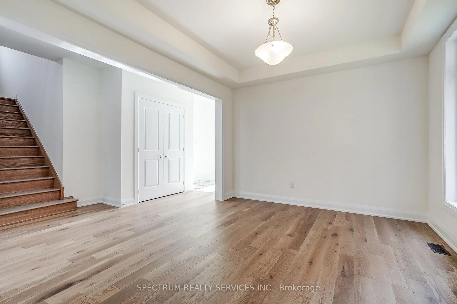 Photo 11 of 28 Dore Drive, Brantford — HOMEH