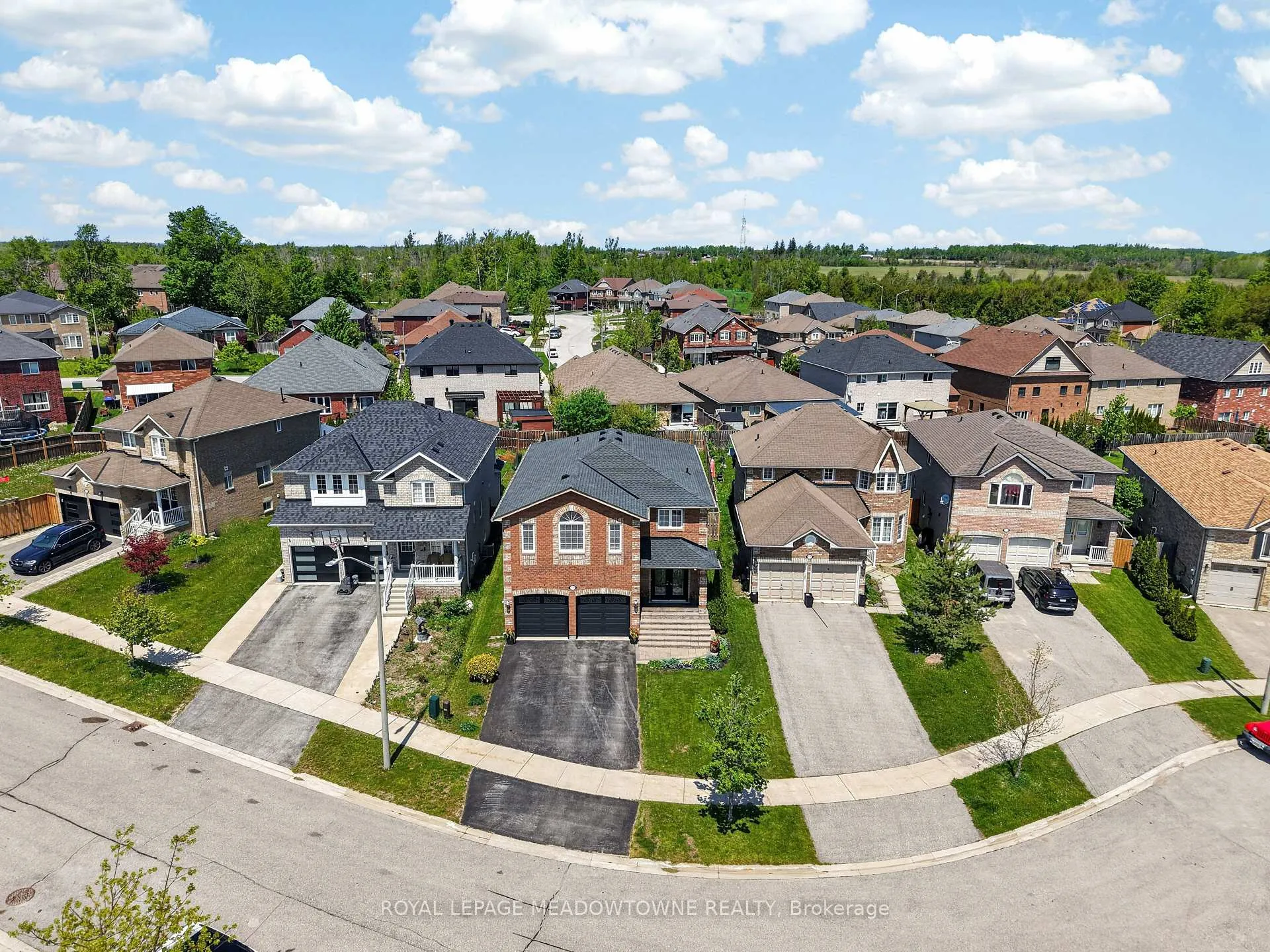 Photo 3 of 1452 Bassingthwaite Court, Innisfil, Alcona — HOMEH