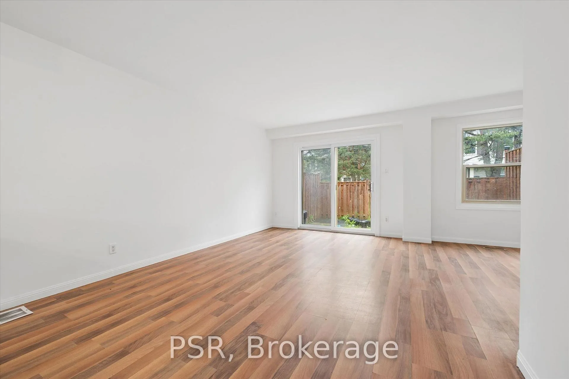 Photo 2 of 25 Queenston Drive, Kitchener — HOMEH
