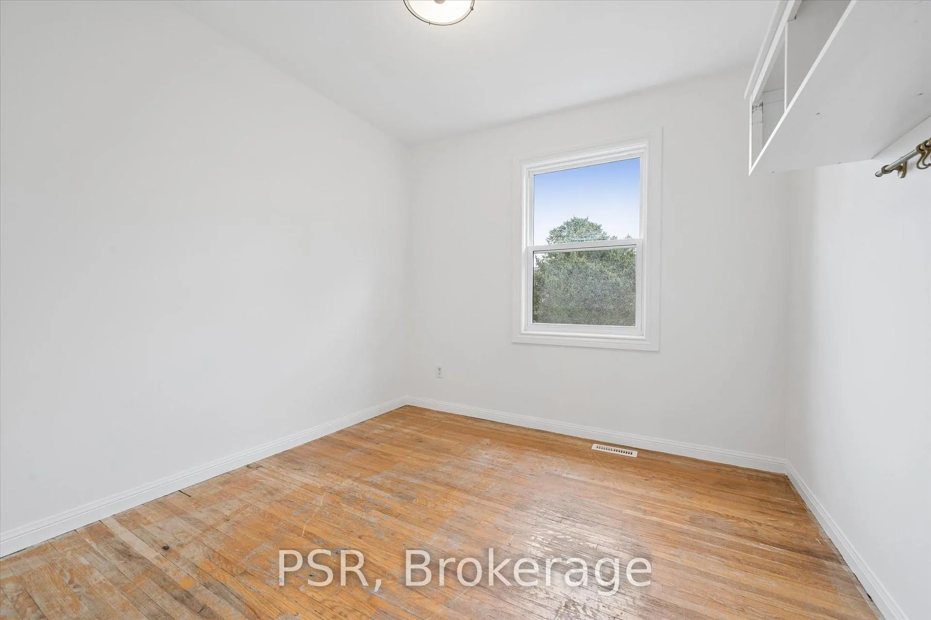 Photo 12 of 25 Queenston Drive, Kitchener — HOMEH