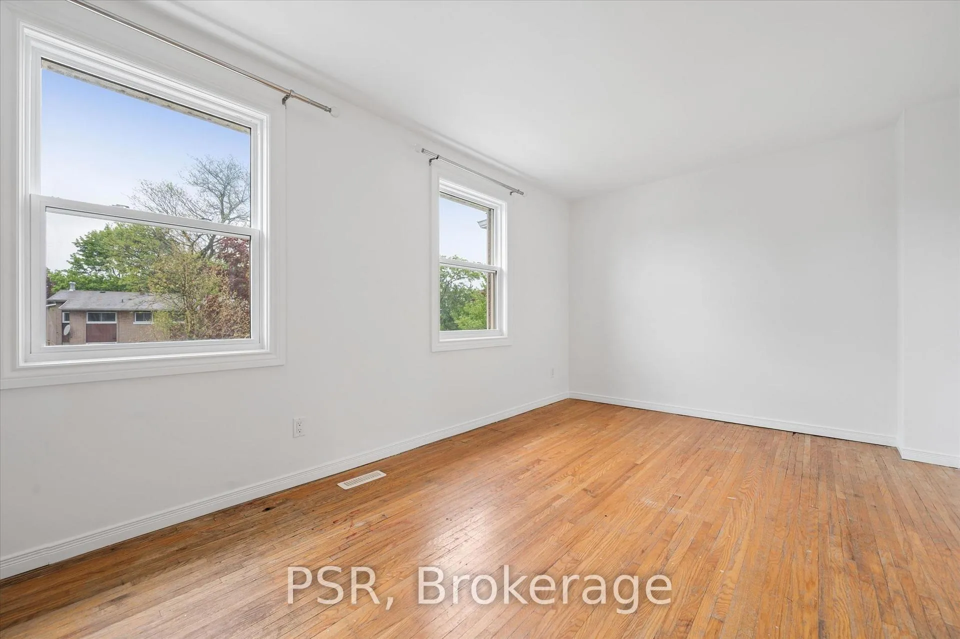Photo 15 of 25 Queenston Drive, Kitchener — HOMEH