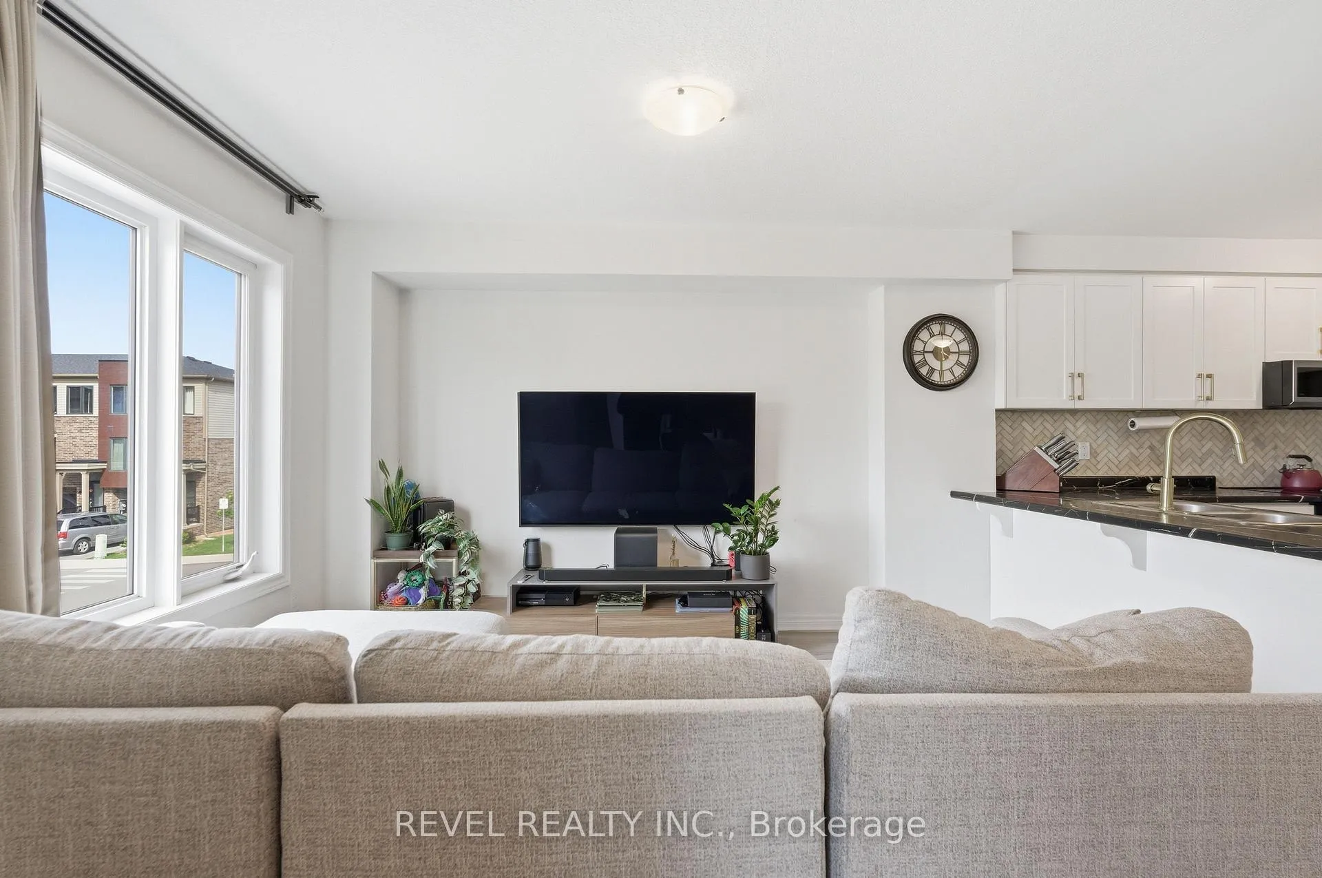Photo 9 of 92 Dryden Lane, Hamilton, McQuesten — HOMEH
