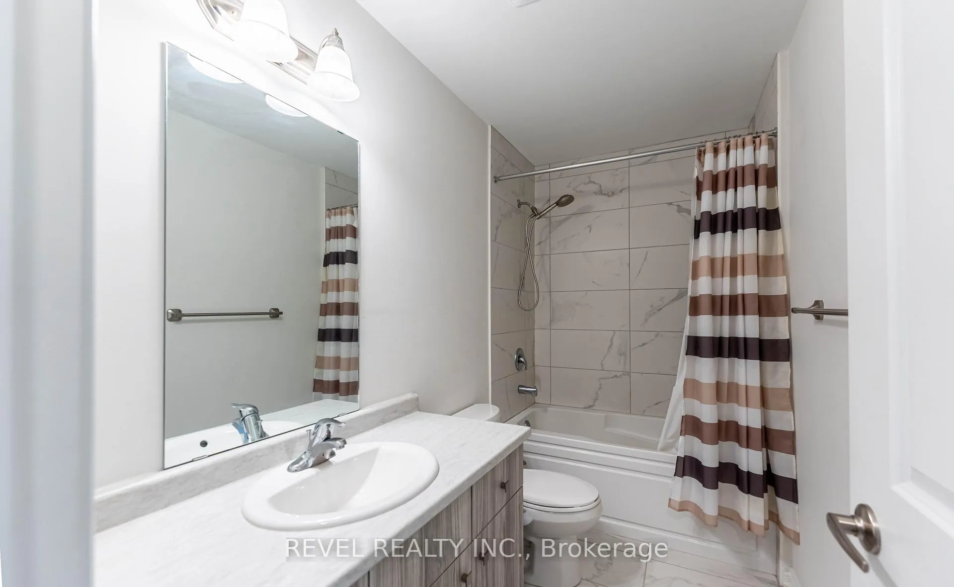 Photo 12 of 92 Dryden Lane, Hamilton, McQuesten — HOMEH