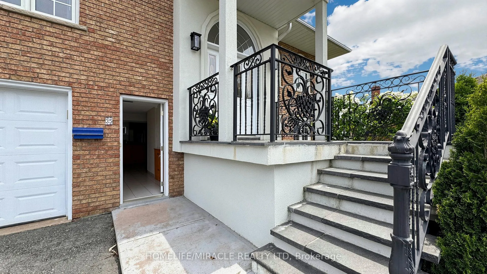 Photo 4 of 35 Pioneer Lane, Vaughan, East Woodbridge — HOMEH