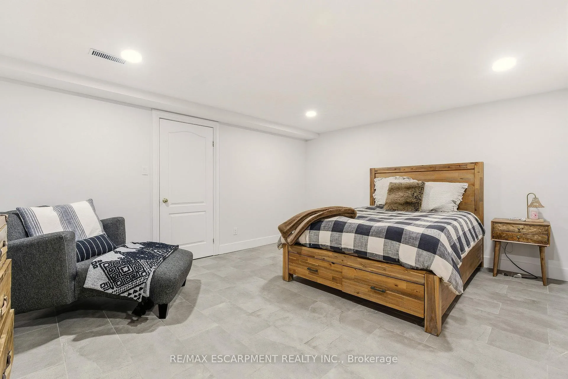 Photo 38 of 82 Maple Drive, Hamilton, Stoney Creek — HOMEH