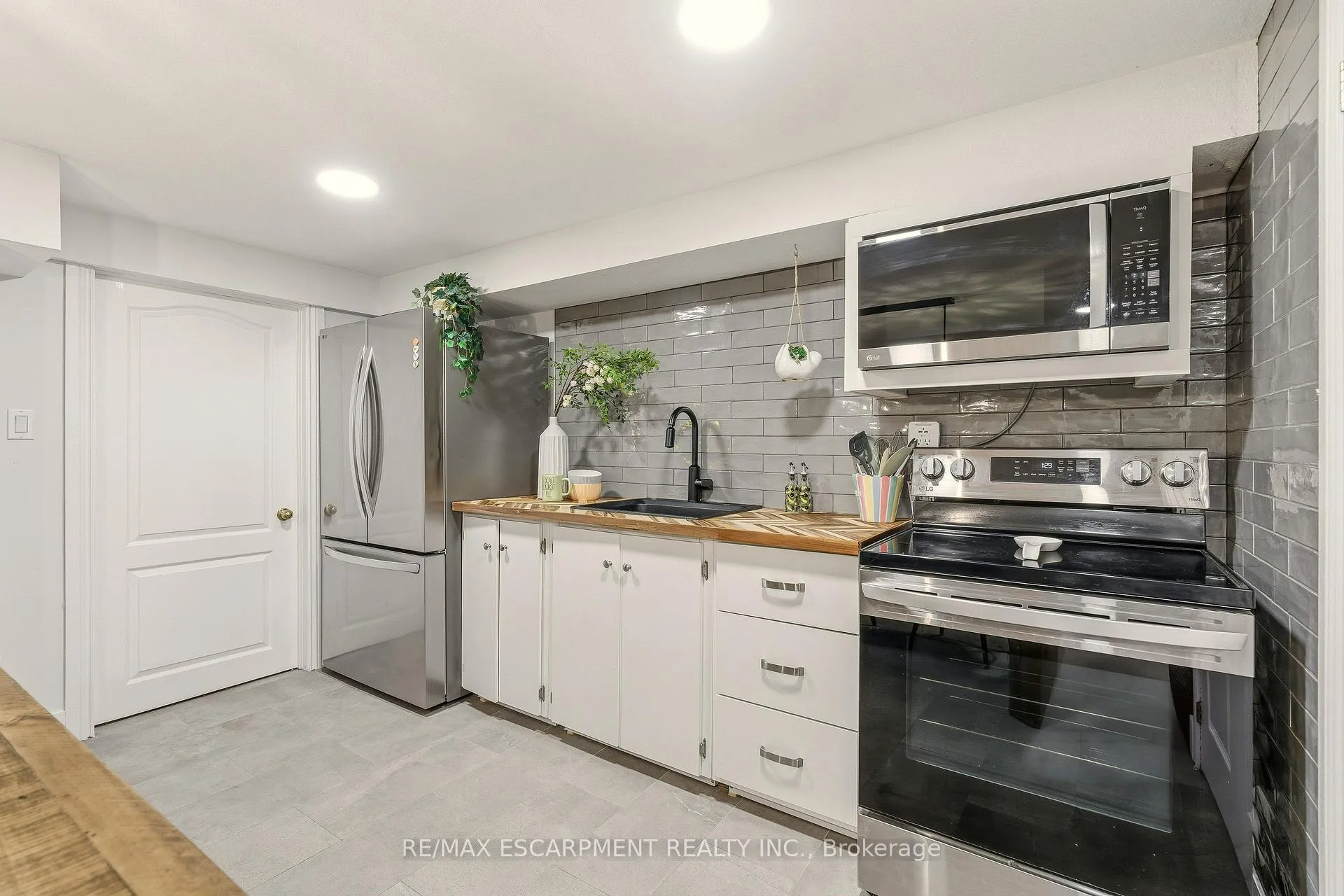 Photo 40 of 82 Maple Drive, Hamilton, Stoney Creek — HOMEH