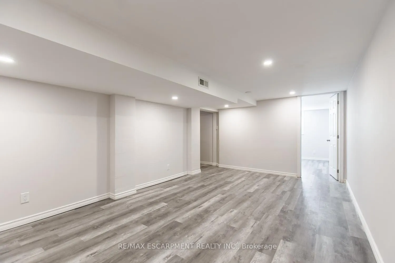 Photo 3 of Unit 2, 927 Teal Drive, Burlington, LaSalle — HOMEH