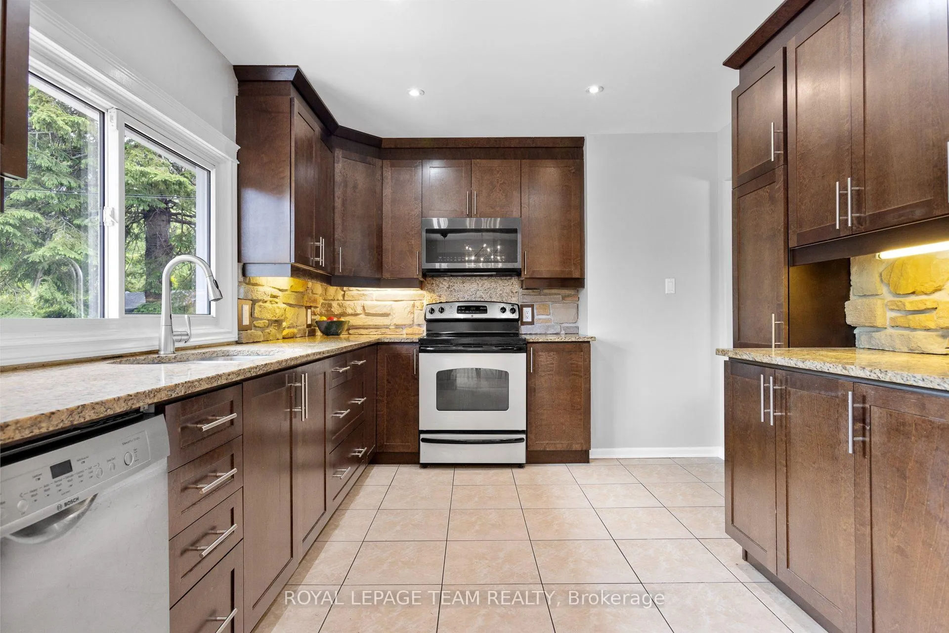 Photo 14 of 1812 Kerr Avenue, Ottawa, McKellar Heights/Glabar Park — HOMEH