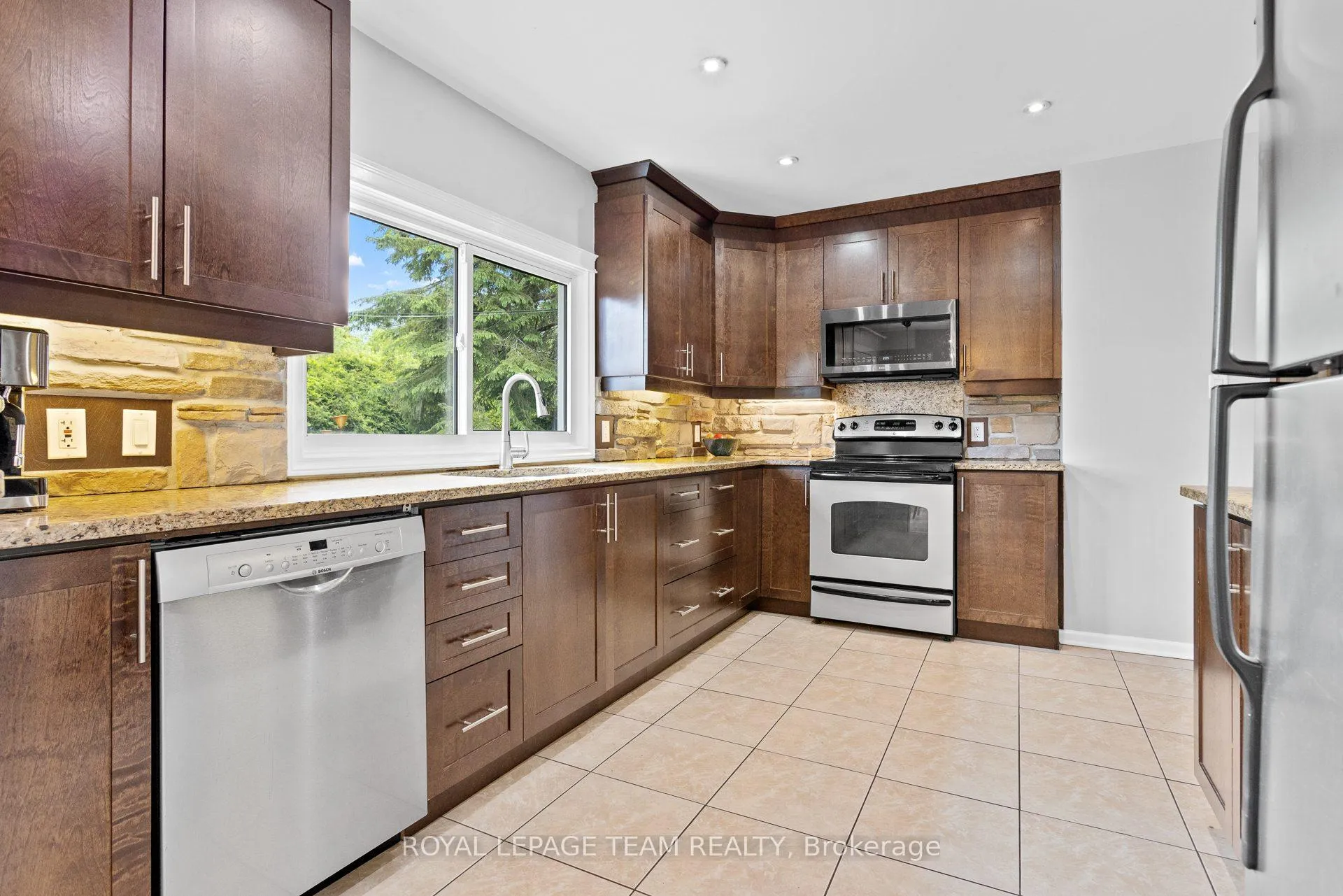 Photo 17 of 1812 Kerr Avenue, Ottawa, McKellar Heights/Glabar Park — HOMEH