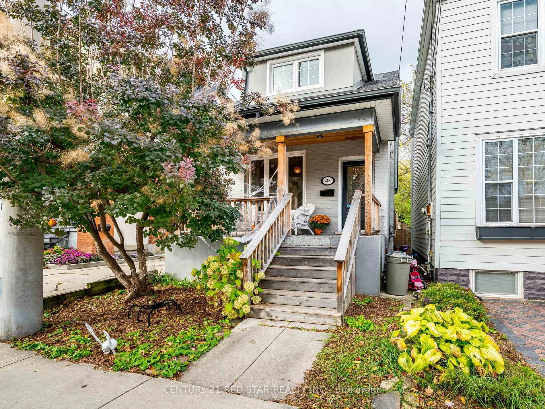 Front of 458 Dundurn Street S
