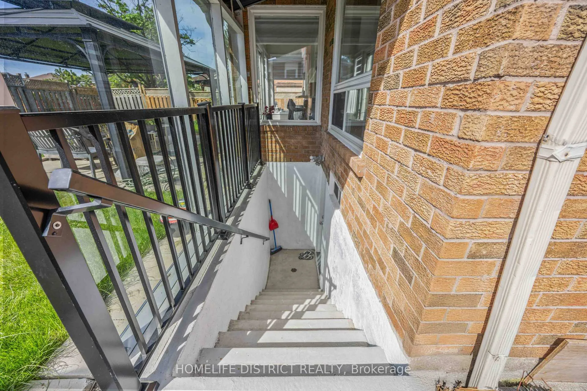 Photo 2 of 579 Sheppard Avenue, Pickering, Woodlands — HOMEH