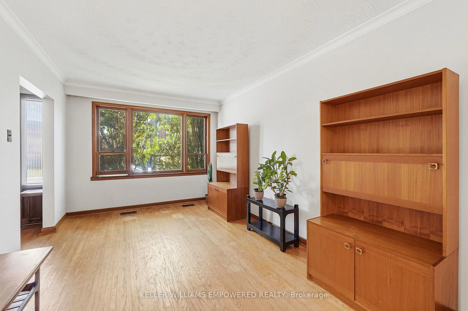 Photo 7 of 28 East Drive, Toronto, Rockcliffe-Smythe — HOMEH