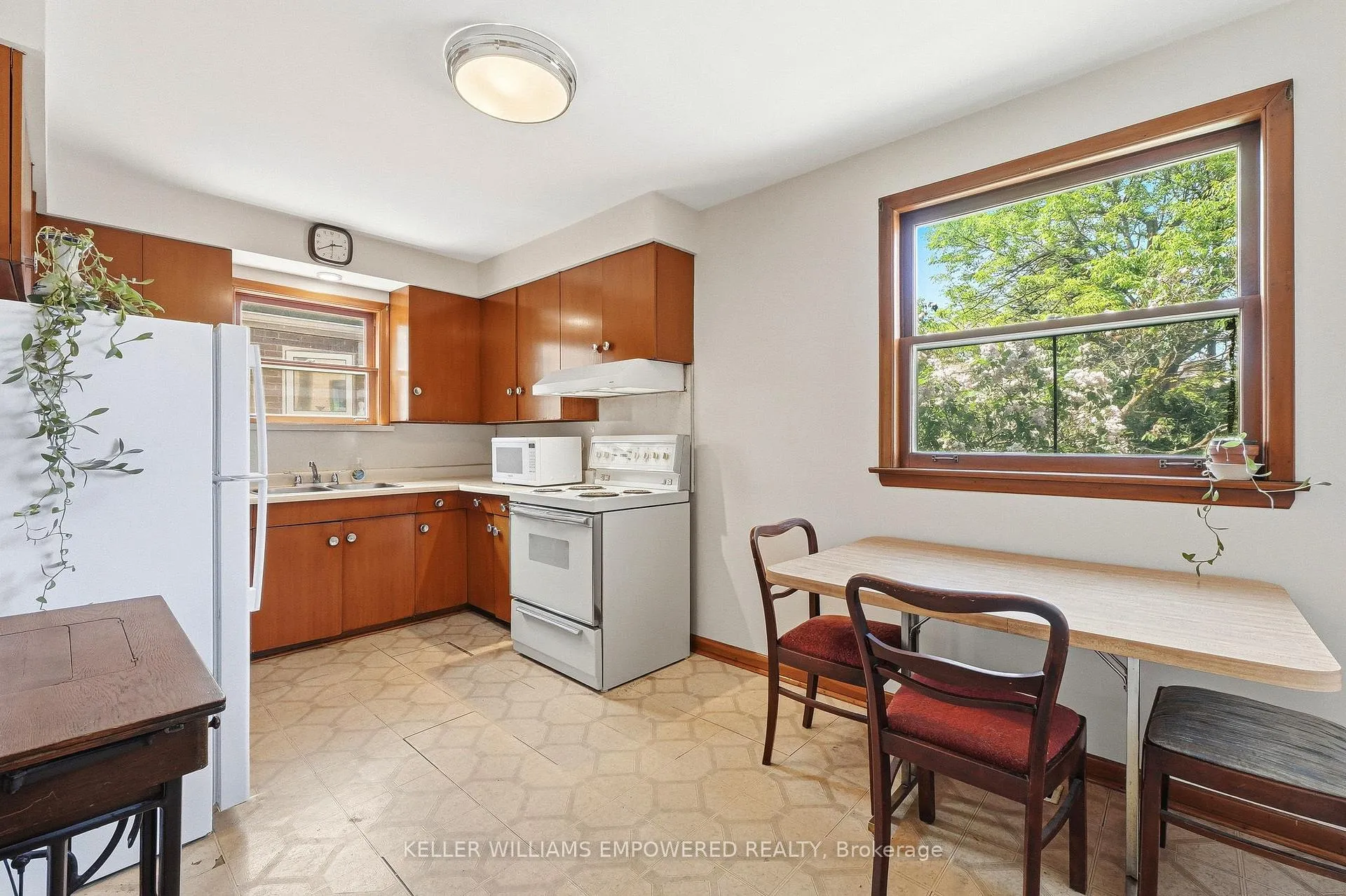 Photo 13 of 28 East Drive, Toronto, Rockcliffe-Smythe — HOMEH